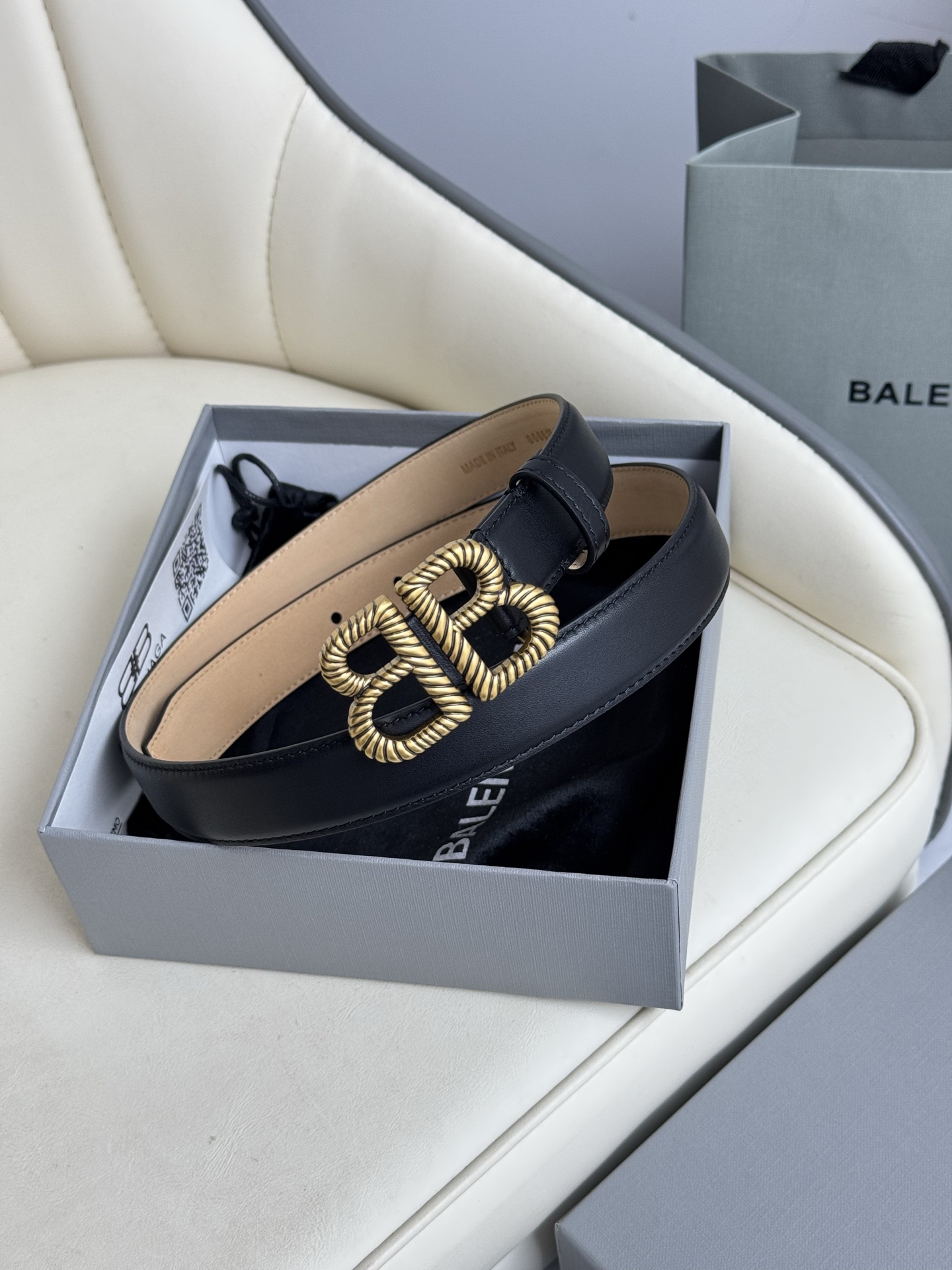   巴黎世家（Balenciaga）宽度2.5cm 是法国的奢侈品牌，作为时尚界最具影响力品牌之一的地位