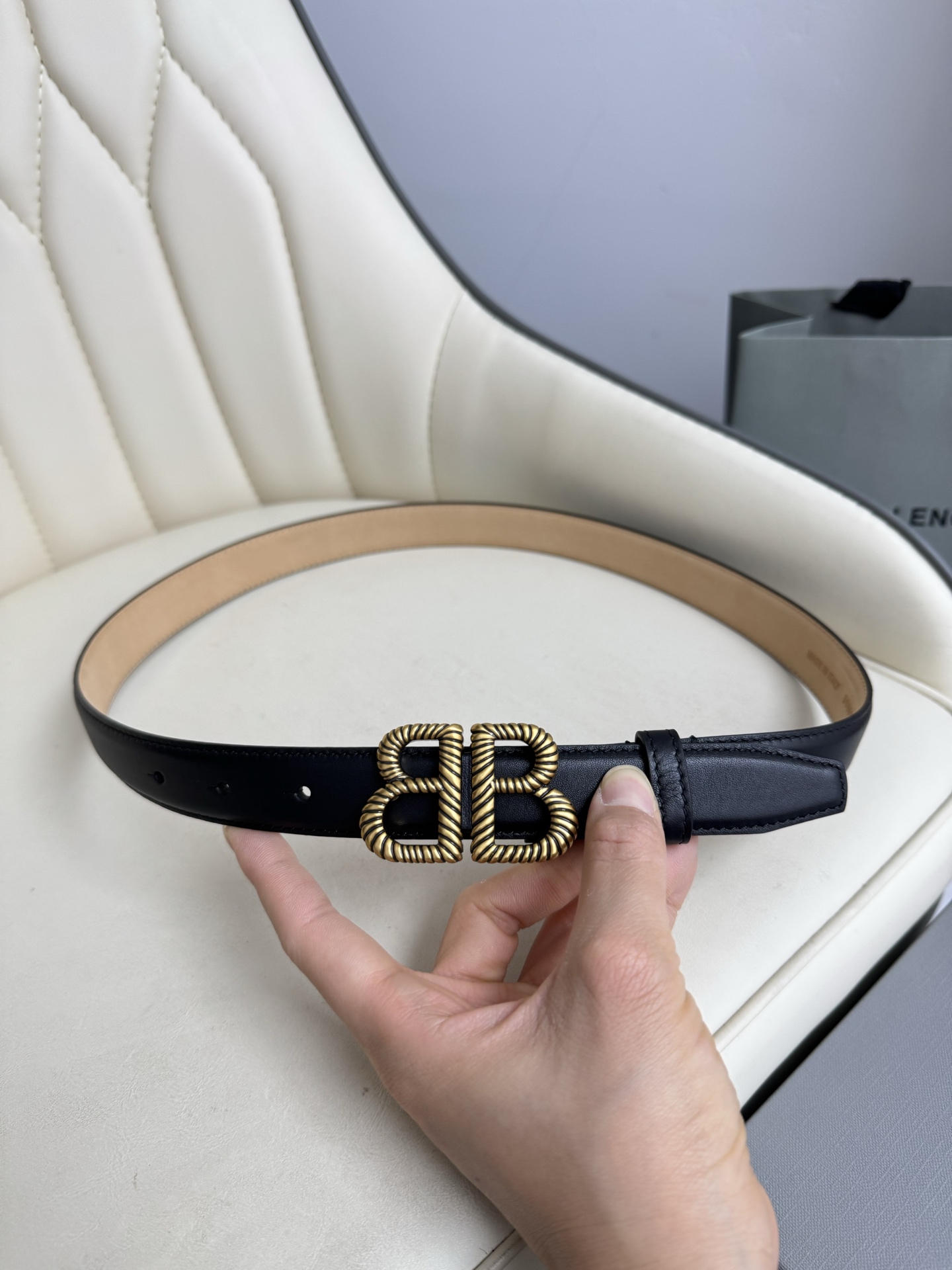   巴黎世家（Balenciaga）宽度2.5cm 是法国的奢侈品牌，作为时尚界最具影响力品牌之一的地位