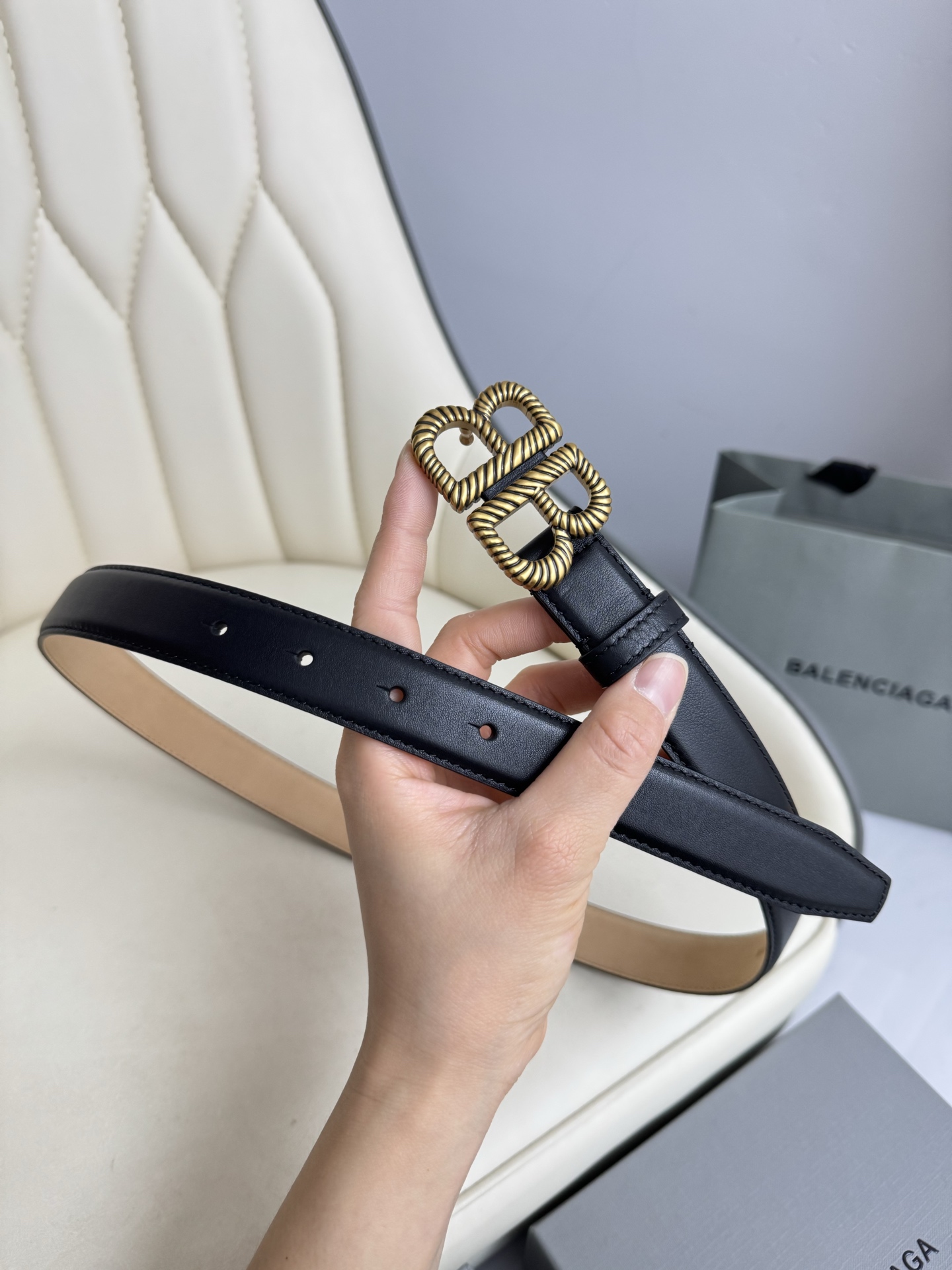   巴黎世家（Balenciaga）宽度2.5cm 是法国的奢侈品牌，作为时尚界最具影响力品牌之一的地位