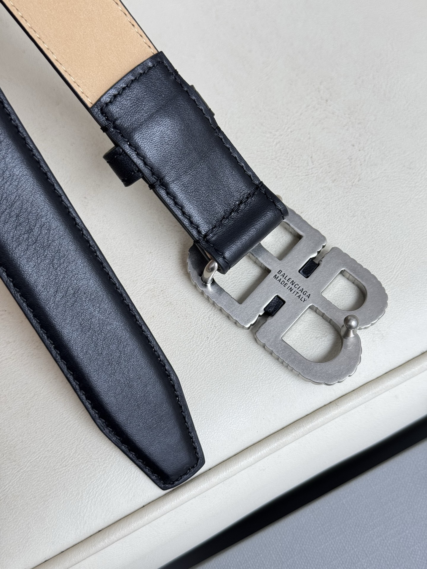  巴黎世家（Balenciaga）宽度2.5cm 是法国的奢侈品牌，作为时尚界最具影响力品牌之一的地位