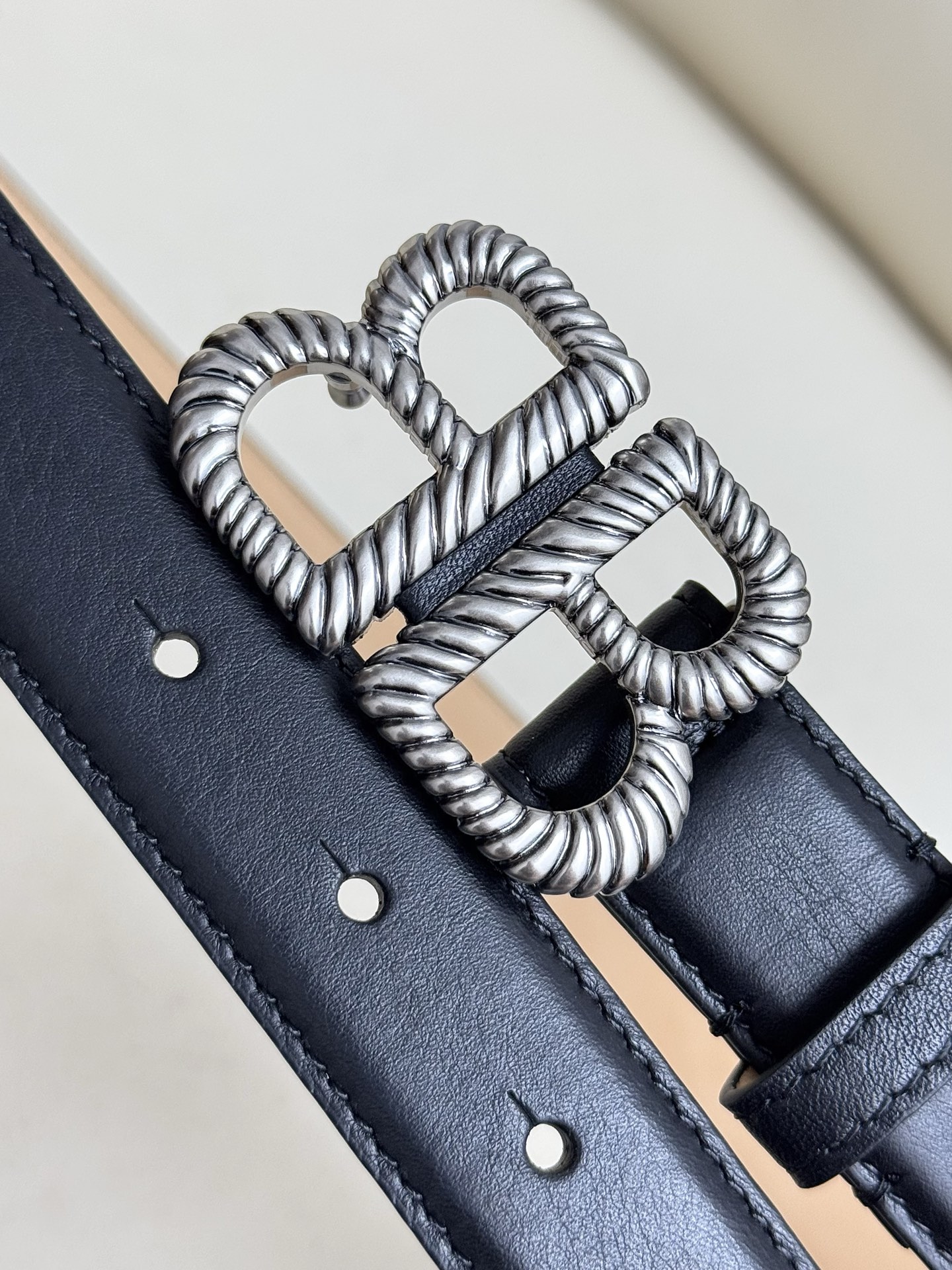   巴黎世家（Balenciaga）宽度2.5cm 是法国的奢侈品牌，作为时尚界最具影响力品牌之一的地位