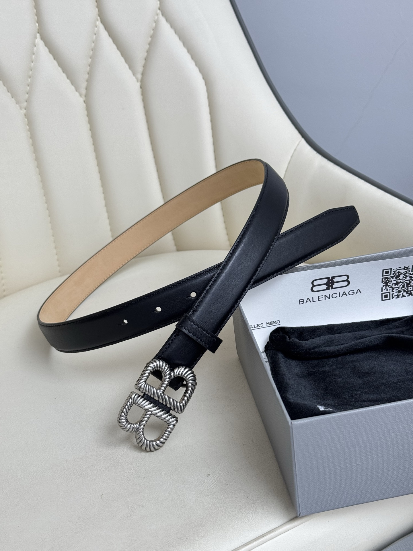   巴黎世家（Balenciaga）宽度2.5cm 是法国的奢侈品牌，作为时尚界最具影响力品牌之一的地位