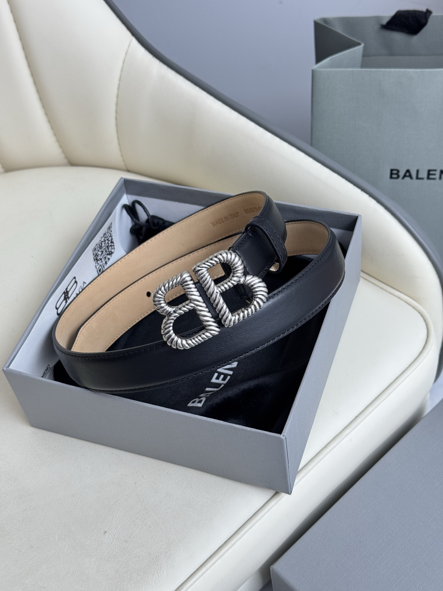   巴黎世家（Balenciaga）宽度2.5cm 是法国的奢侈品牌，作为时尚界最具影响力品牌之一的地位