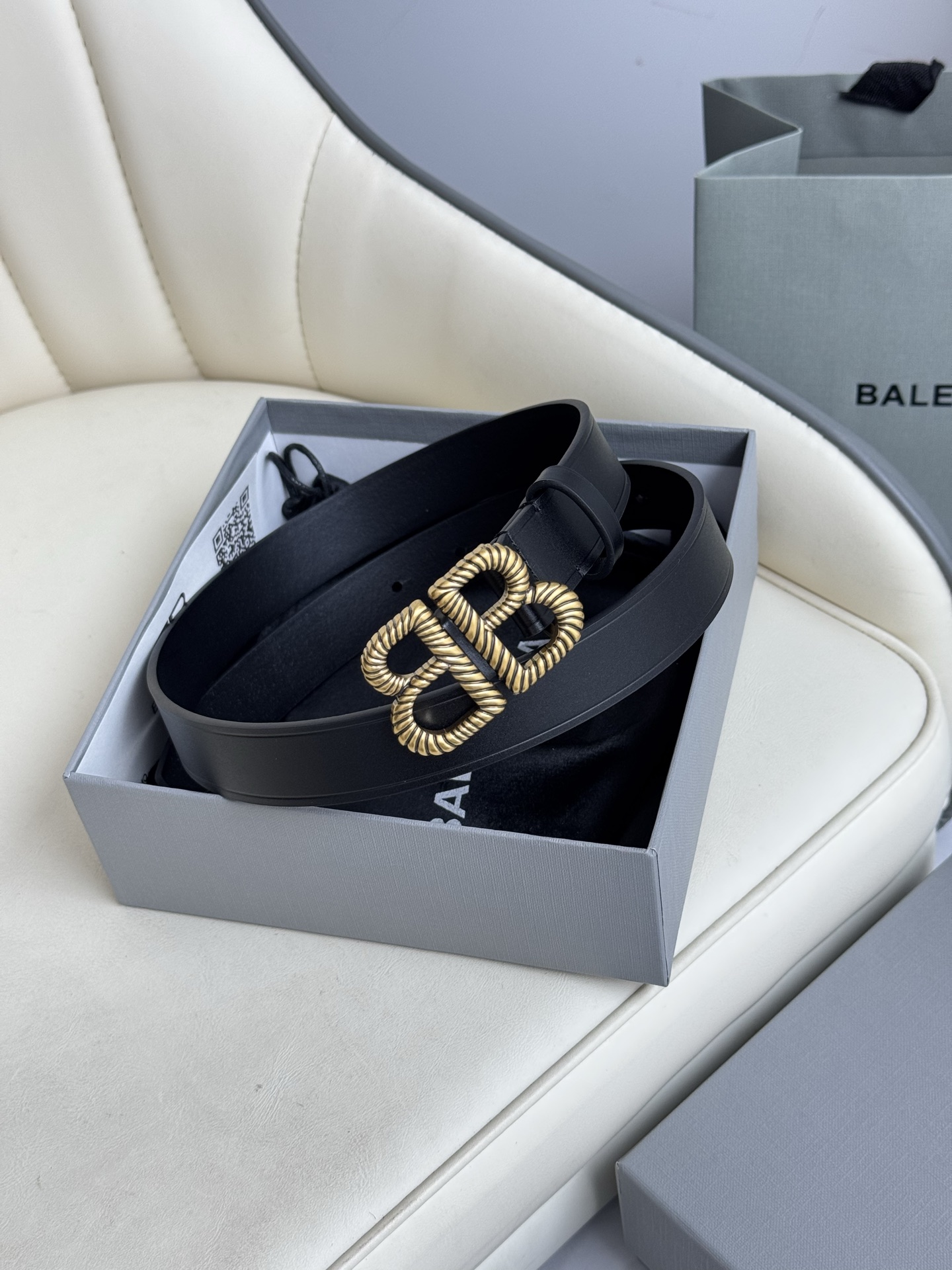   巴黎世家（Balenciaga）宽度2.5cm 是法国的奢侈品牌，作为时尚界最具影响力品牌之一的地位