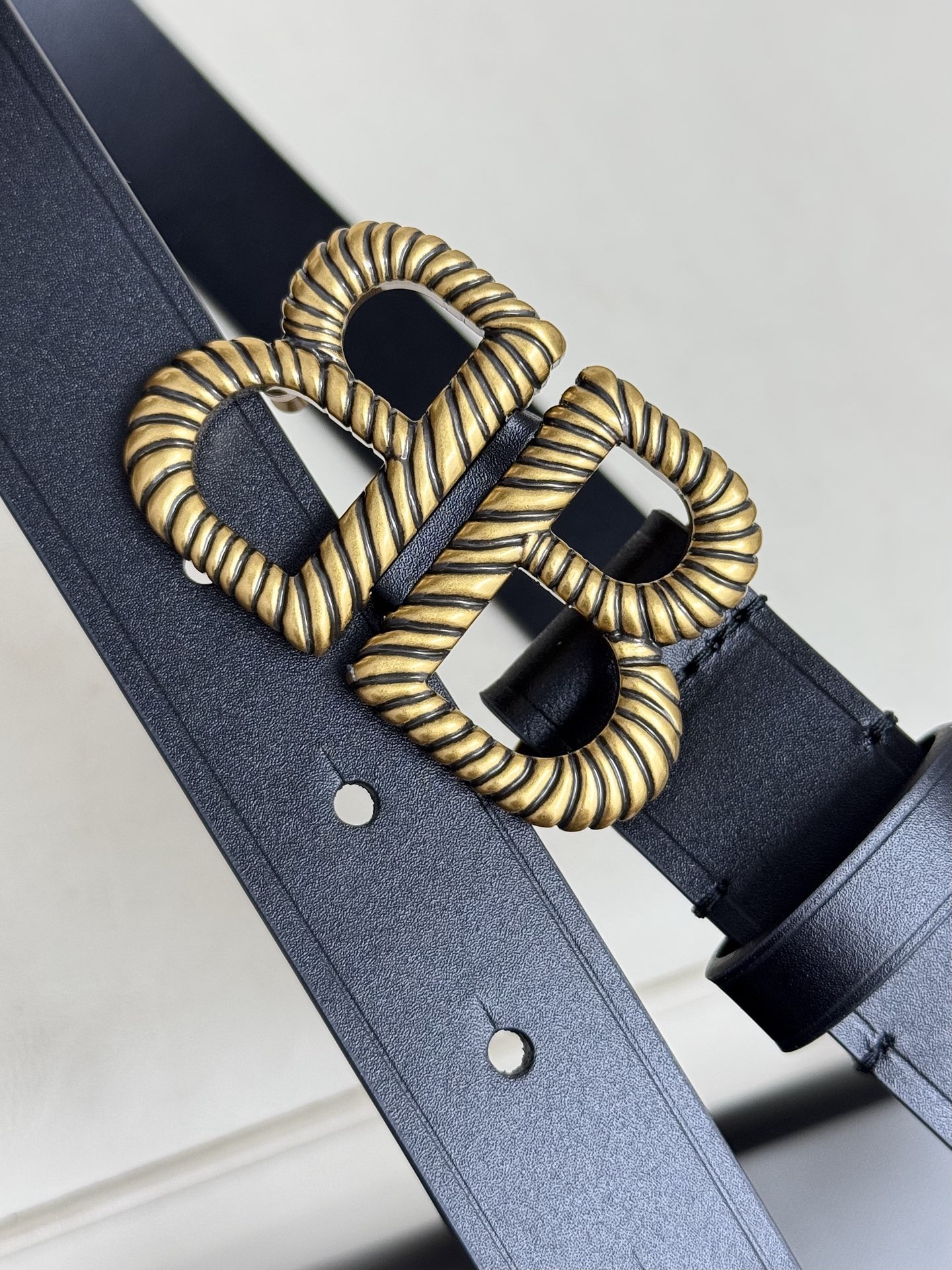   巴黎世家（Balenciaga）宽度2.5cm 是法国的奢侈品牌，作为时尚界最具影响力品牌之一的地位