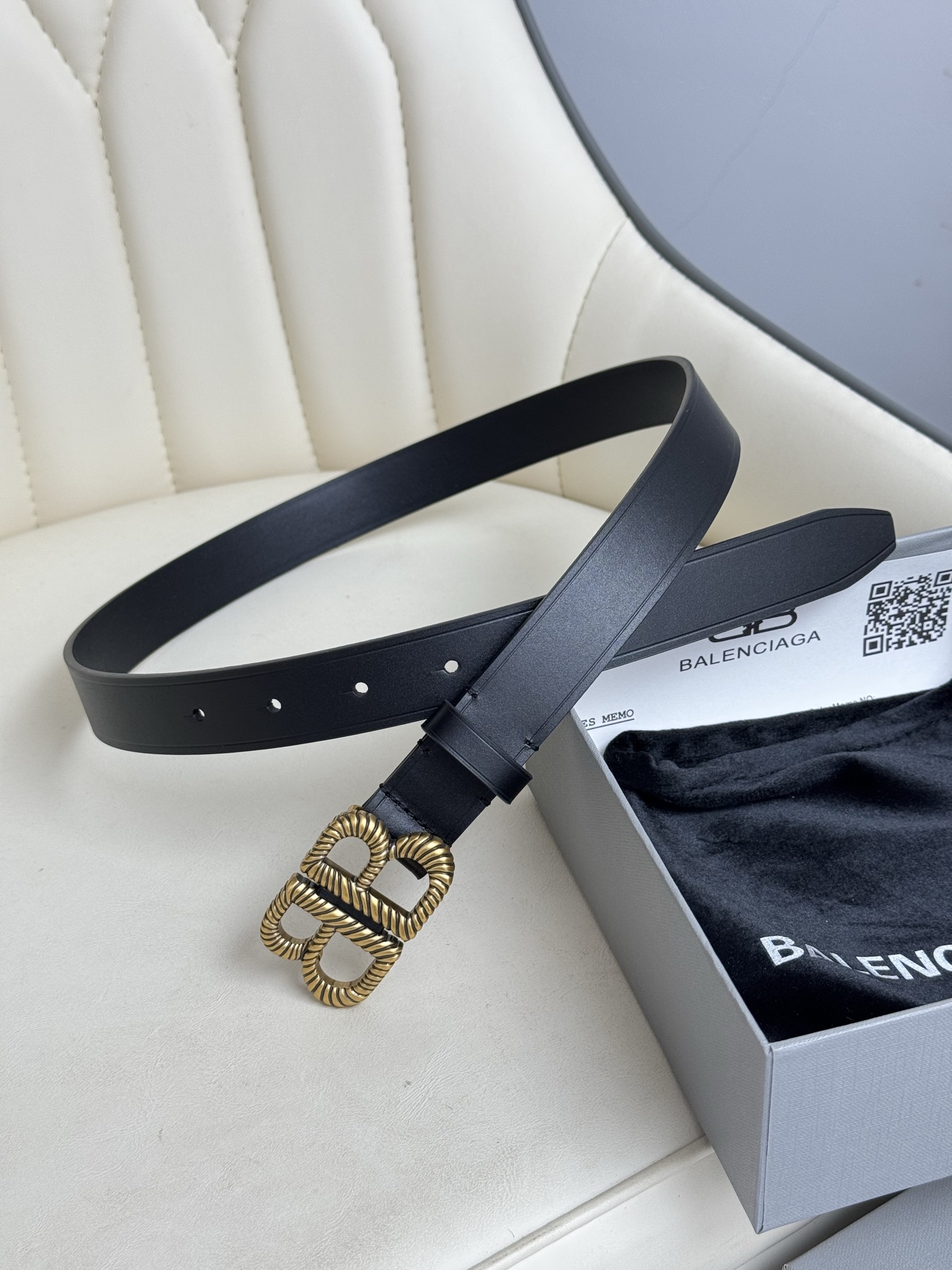   巴黎世家（Balenciaga）宽度2.5cm 是法国的奢侈品牌，作为时尚界最具影响力品牌之一的地位