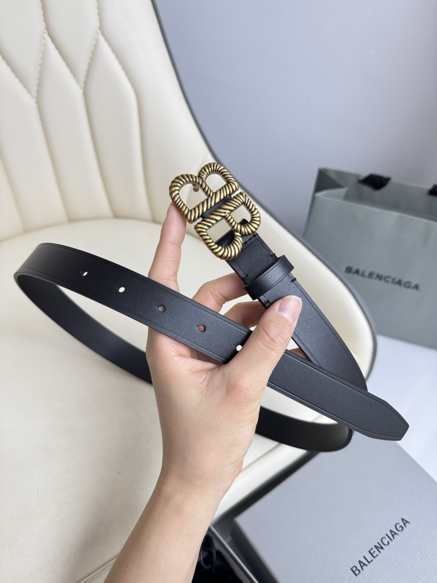   巴黎世家（Balenciaga）宽度2.5cm 是法国的奢侈品牌，作为时尚界最具影响力品牌之一的地位