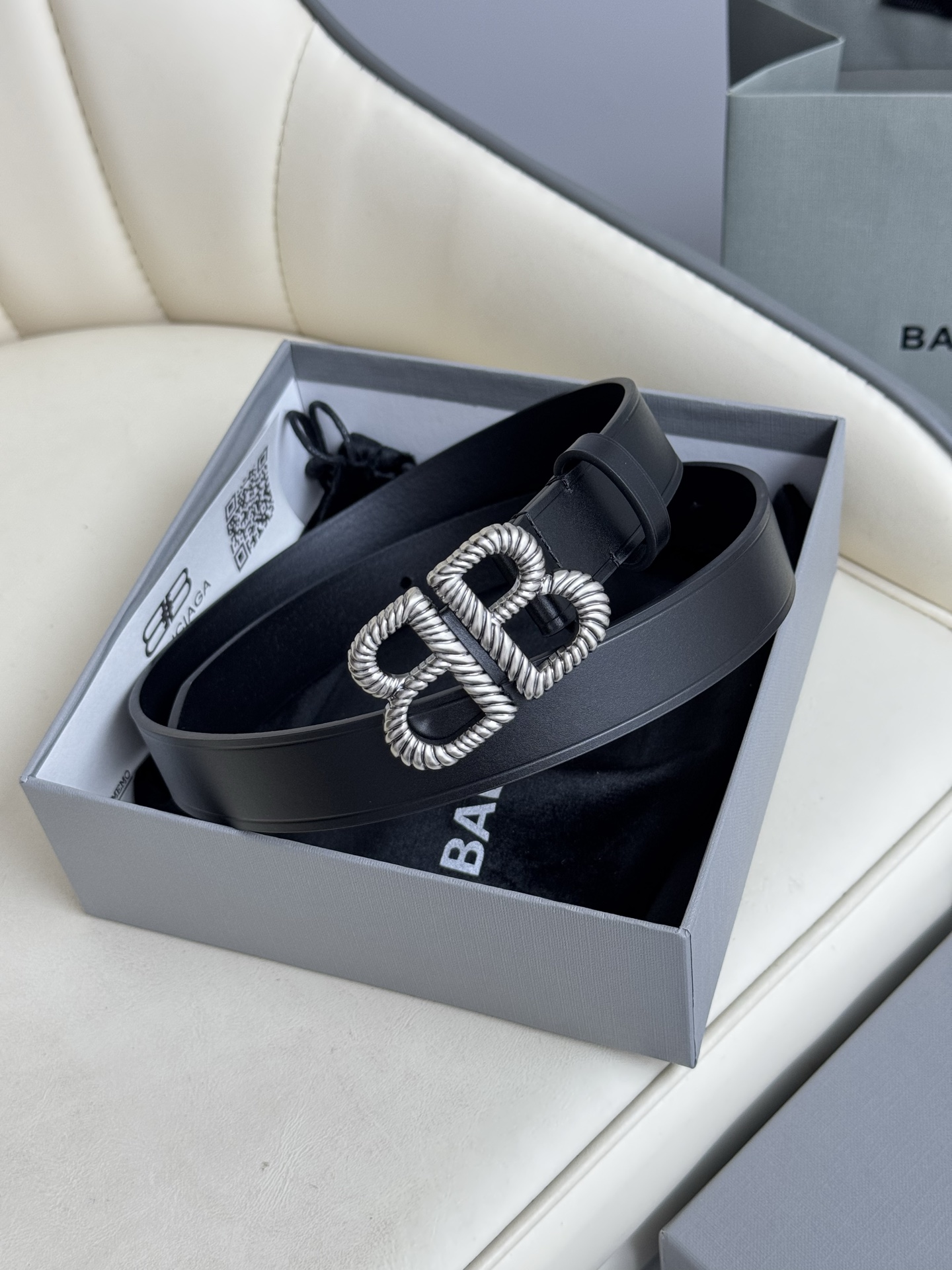   巴黎世家（Balenciaga）宽度2.5cm 是法国的奢侈品牌，作为时尚界最具影响力品牌之一的地位