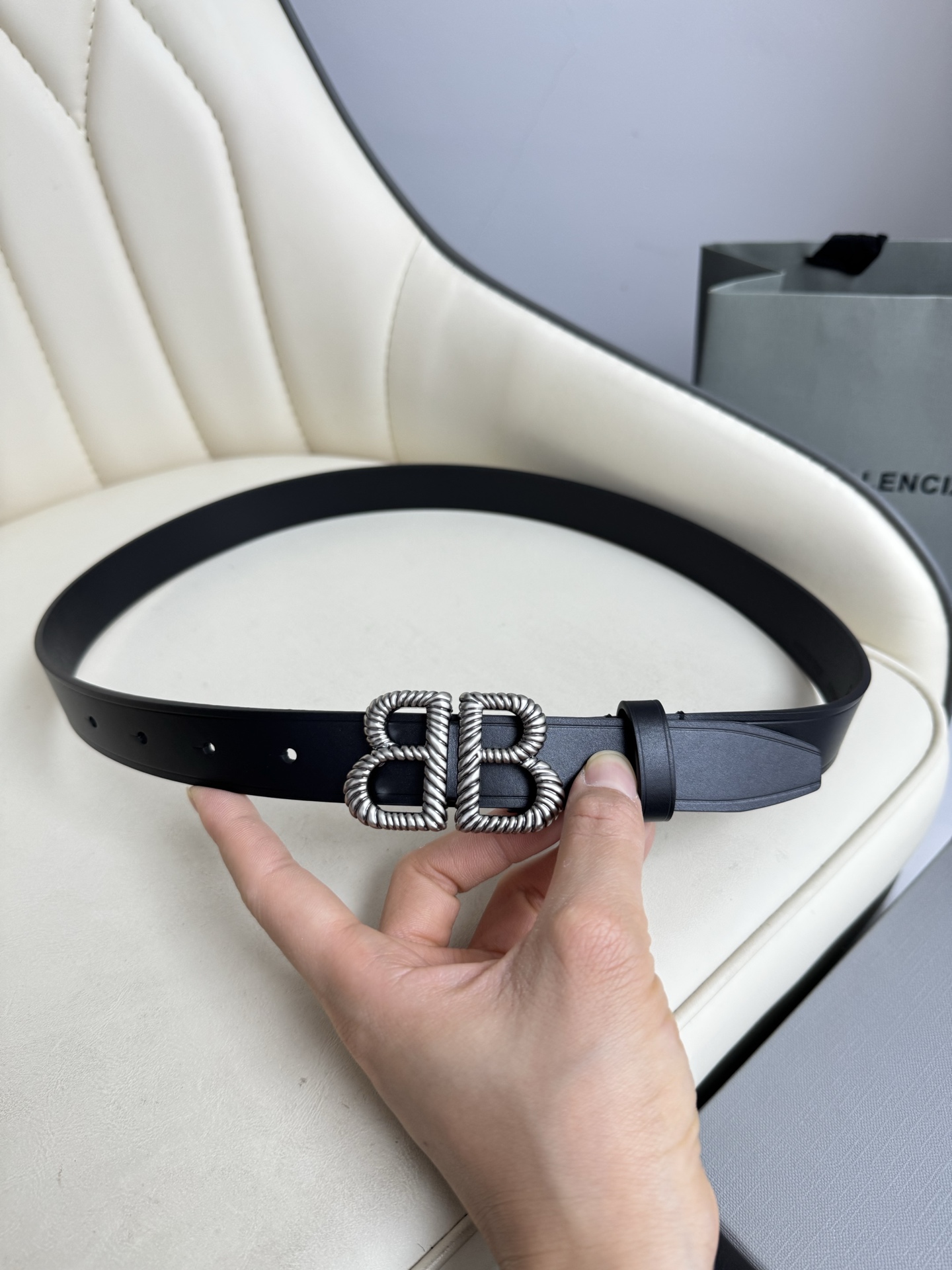   巴黎世家（Balenciaga）宽度2.5cm 是法国的奢侈品牌，作为时尚界最具影响力品牌之一的地位