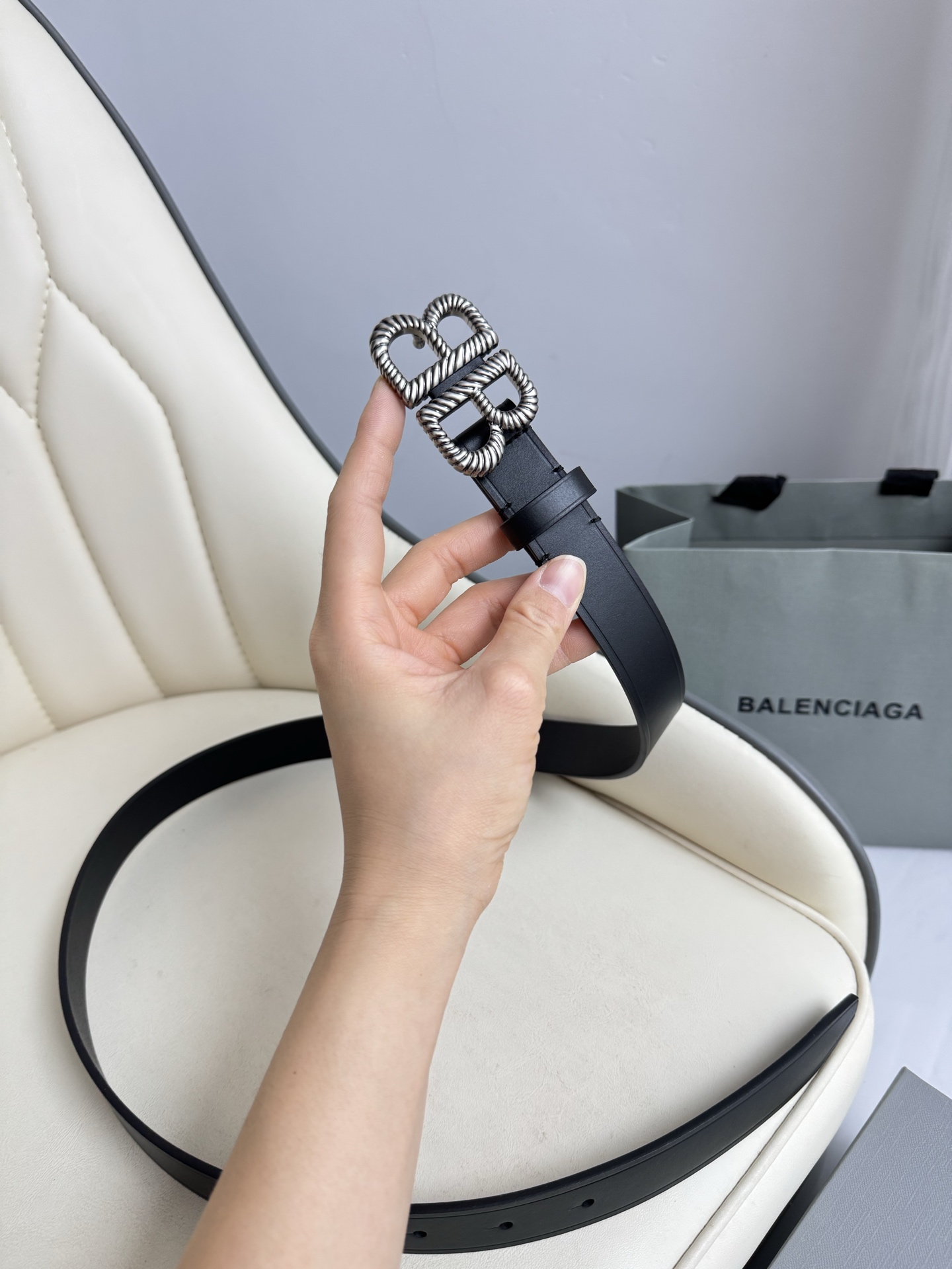   巴黎世家（Balenciaga）宽度2.5cm 是法国的奢侈品牌，作为时尚界最具影响力品牌之一的地位