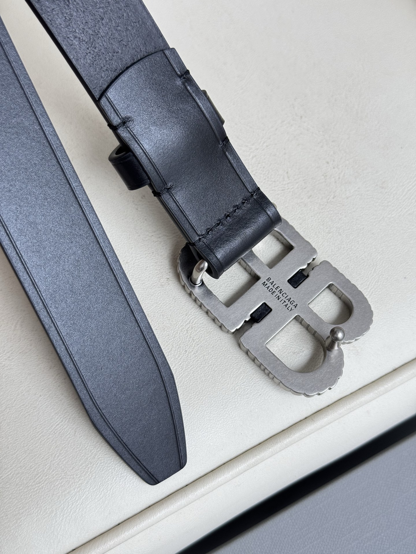   巴黎世家（Balenciaga）宽度2.5cm 是法国的奢侈品牌，作为时尚界最具影响力品牌之一的地位