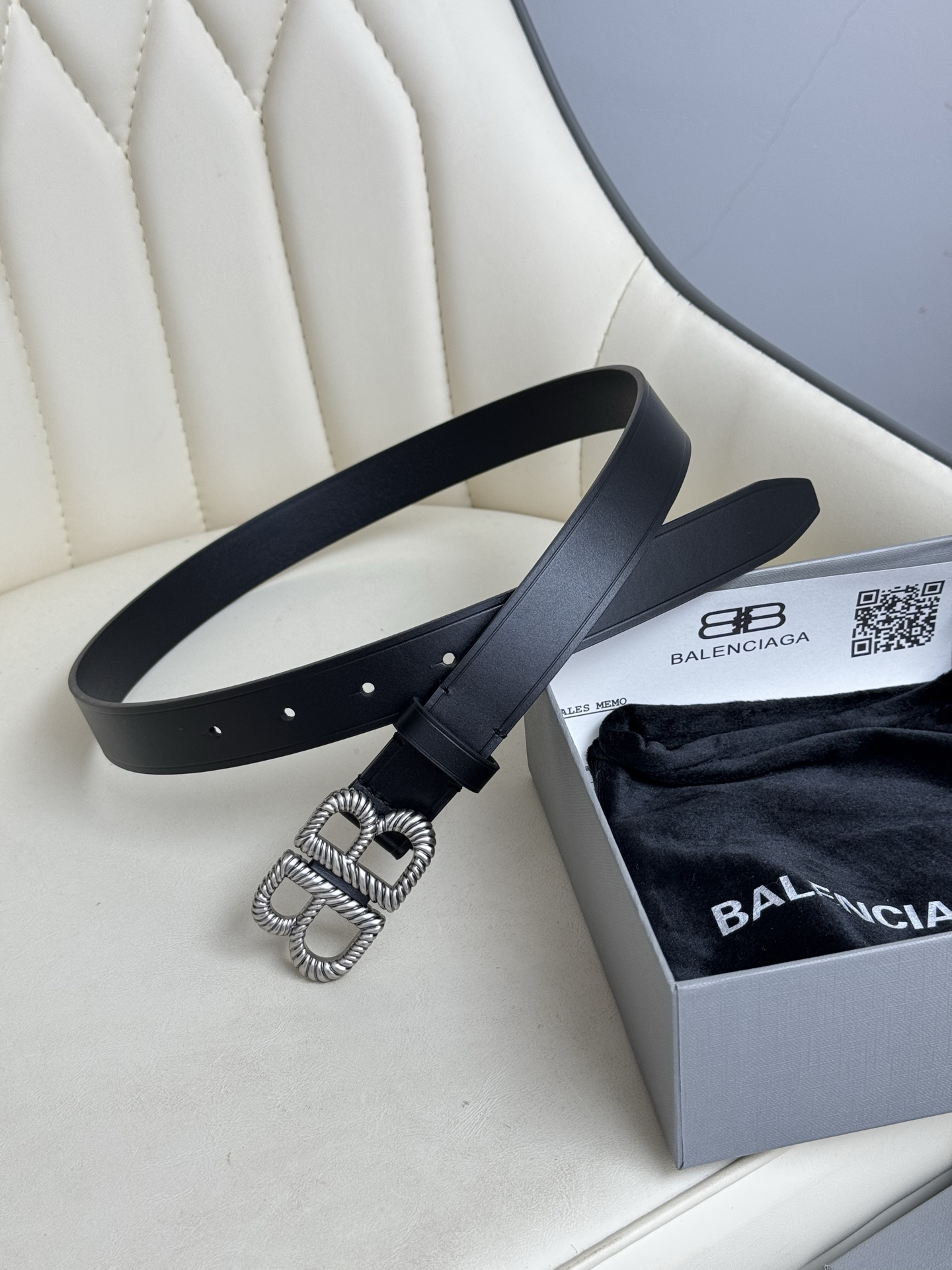   巴黎世家（Balenciaga）宽度2.5cm 是法国的奢侈品牌，作为时尚界最具影响力品牌之一的地位