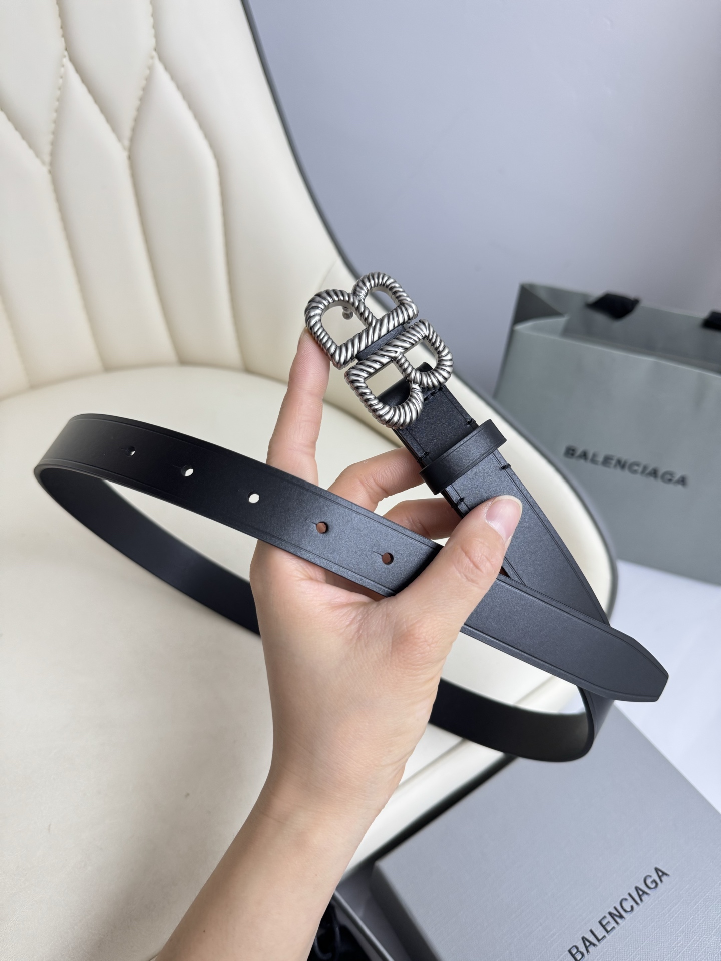   巴黎世家（Balenciaga）宽度2.5cm 是法国的奢侈品牌，作为时尚界最具影响力品牌之一的地位