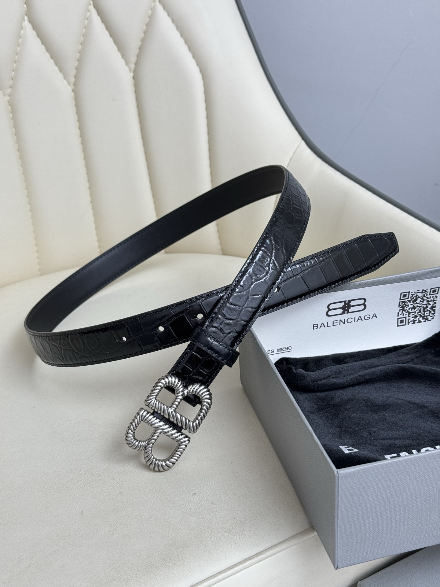   巴黎世家（Balenciaga）宽度2.5cm 是法国的奢侈品牌，作为时尚界最具影响力品牌之一的地位