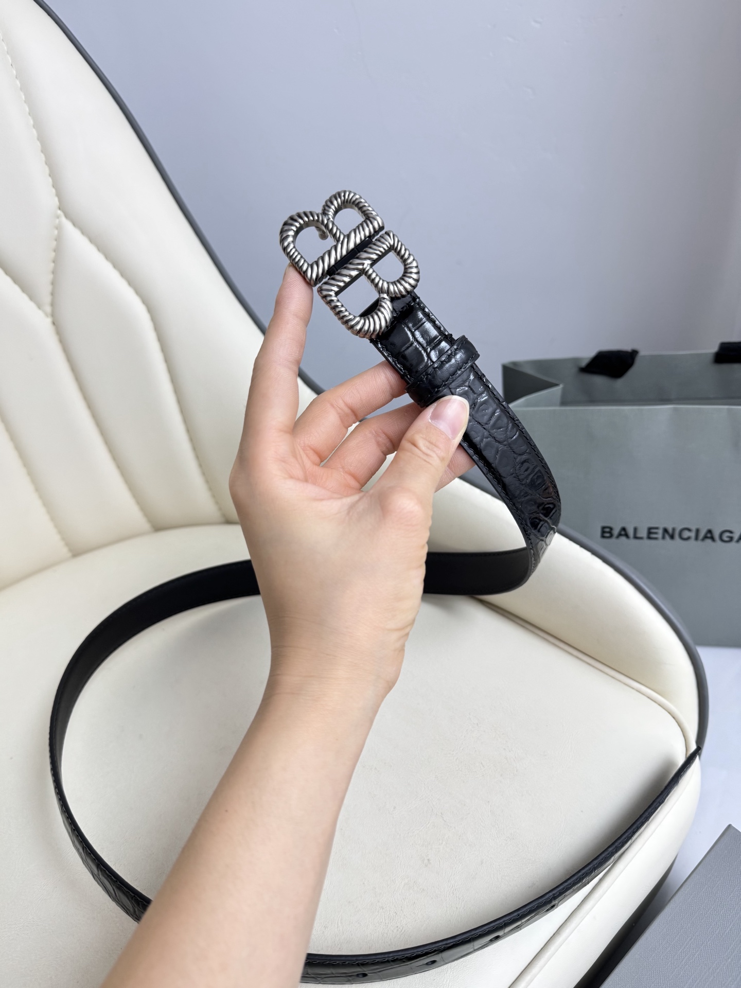   巴黎世家（Balenciaga）宽度2.5cm 是法国的奢侈品牌，作为时尚界最具影响力品牌之一的地位