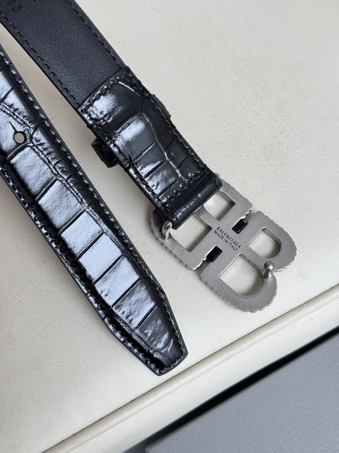   巴黎世家（Balenciaga）宽度2.5cm 是法国的奢侈品牌，作为时尚界最具影响力品牌之一的地位