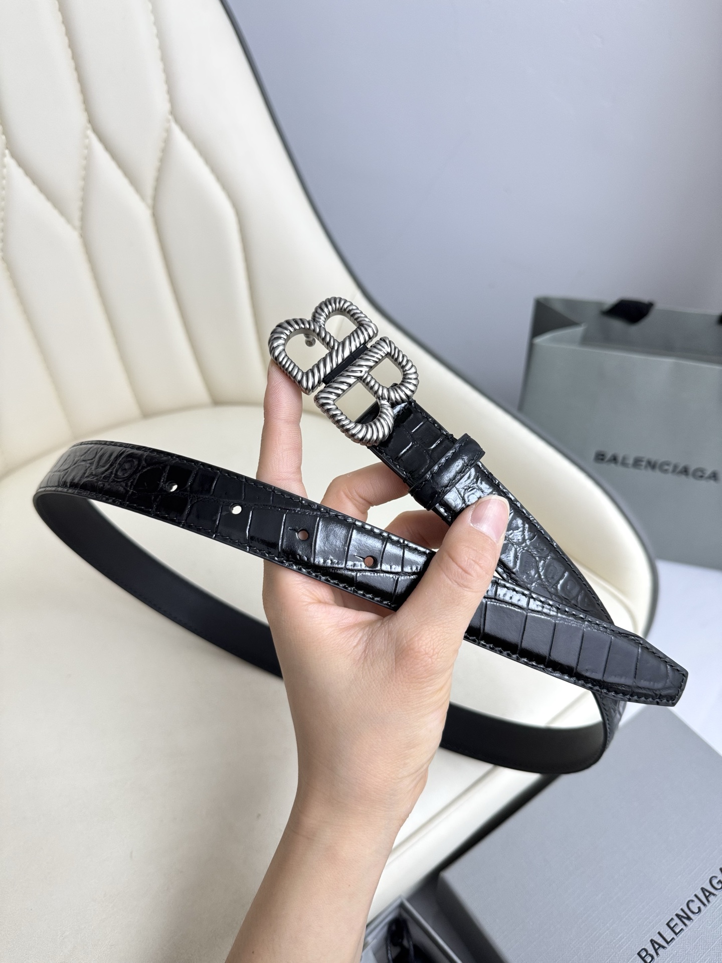   巴黎世家（Balenciaga）宽度2.5cm 是法国的奢侈品牌，作为时尚界最具影响力品牌之一的地位
