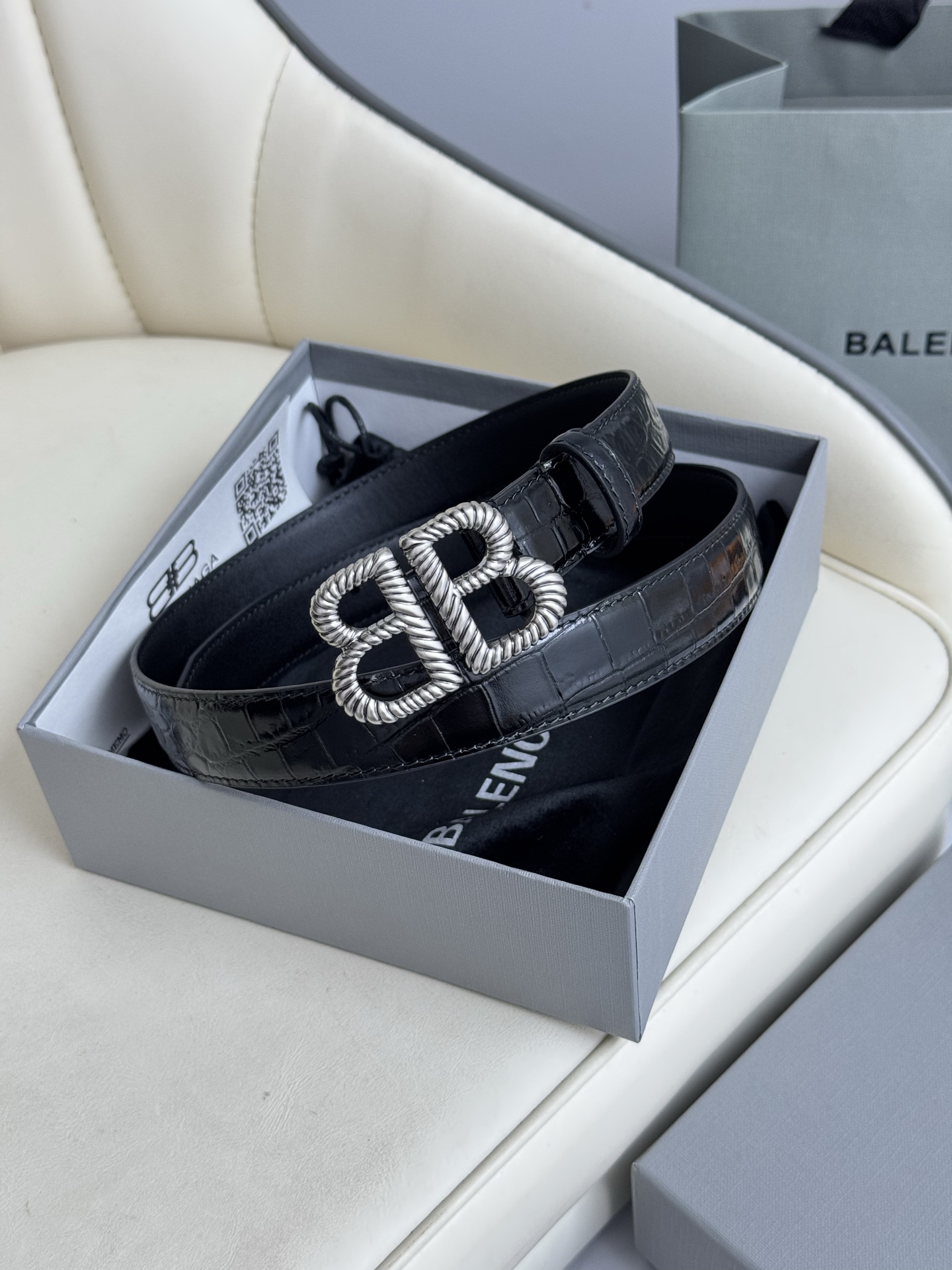   巴黎世家（Balenciaga）宽度2.5cm 是法国的奢侈品牌，作为时尚界最具影响力品牌之一的地位