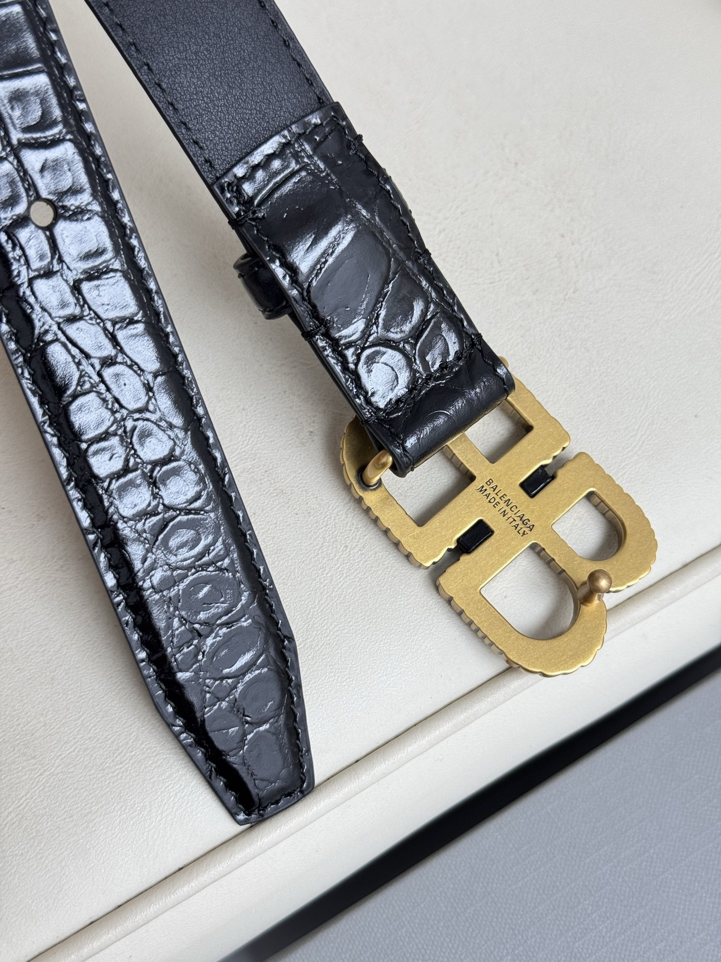   巴黎世家（Balenciaga）宽度2.5cm 是法国的奢侈品牌，作为时尚界最具影响力品牌之一的地位