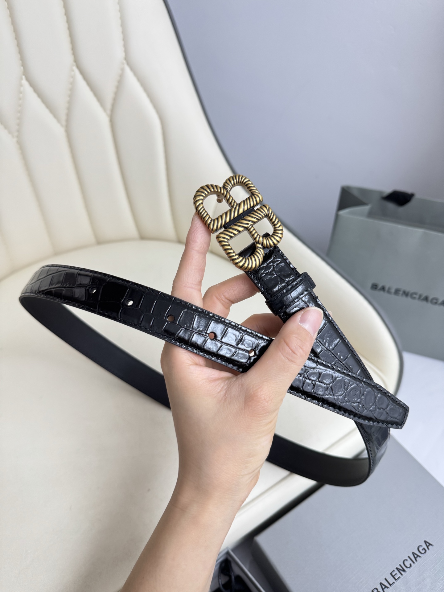   巴黎世家（Balenciaga）宽度2.5cm 是法国的奢侈品牌，作为时尚界最具影响力品牌之一的地位