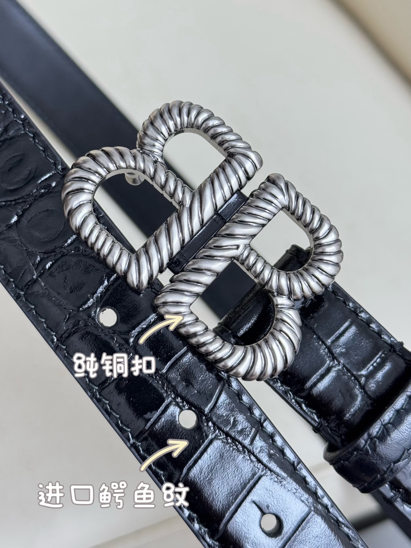   巴黎世家（Balenciaga）宽度2.5cm 是法国的奢侈品牌，作为时尚界最具影响力品牌之一的地位