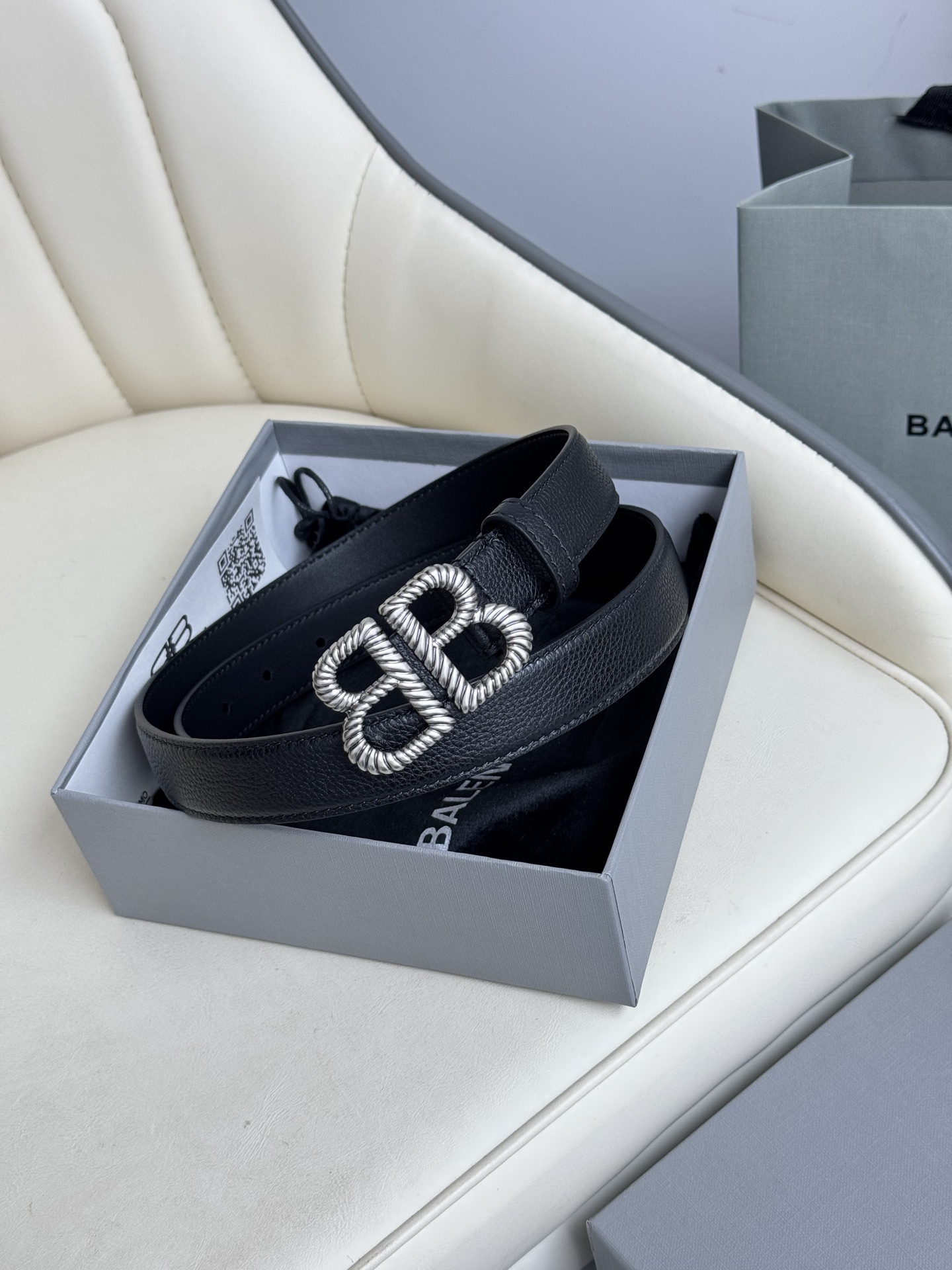   巴黎世家（Balenciaga）宽度2.5cm 是法国的奢侈品牌，作为时尚界最具影响力品牌之一的地位