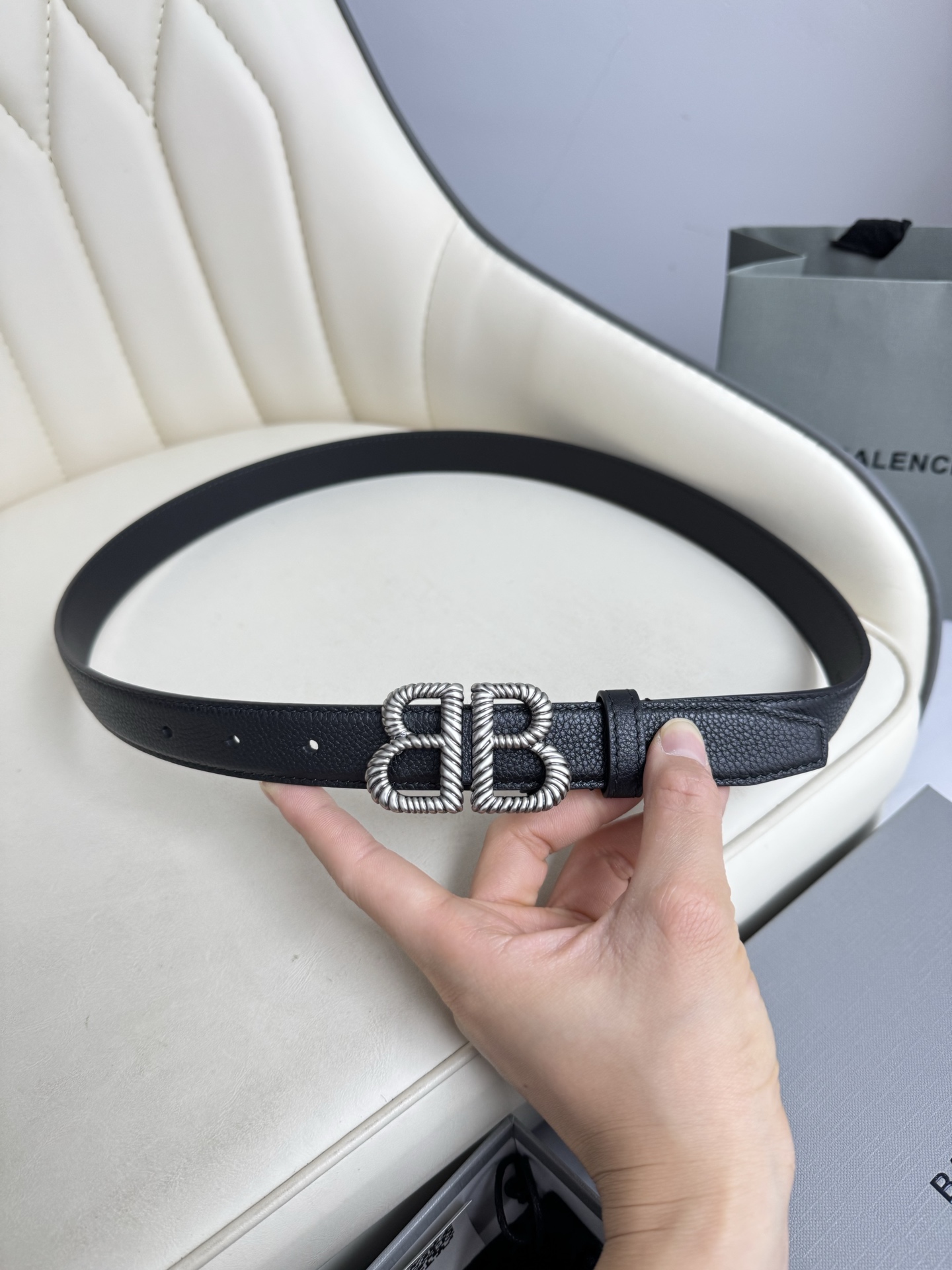   巴黎世家（Balenciaga）宽度2.5cm 是法国的奢侈品牌，作为时尚界最具影响力品牌之一的地位