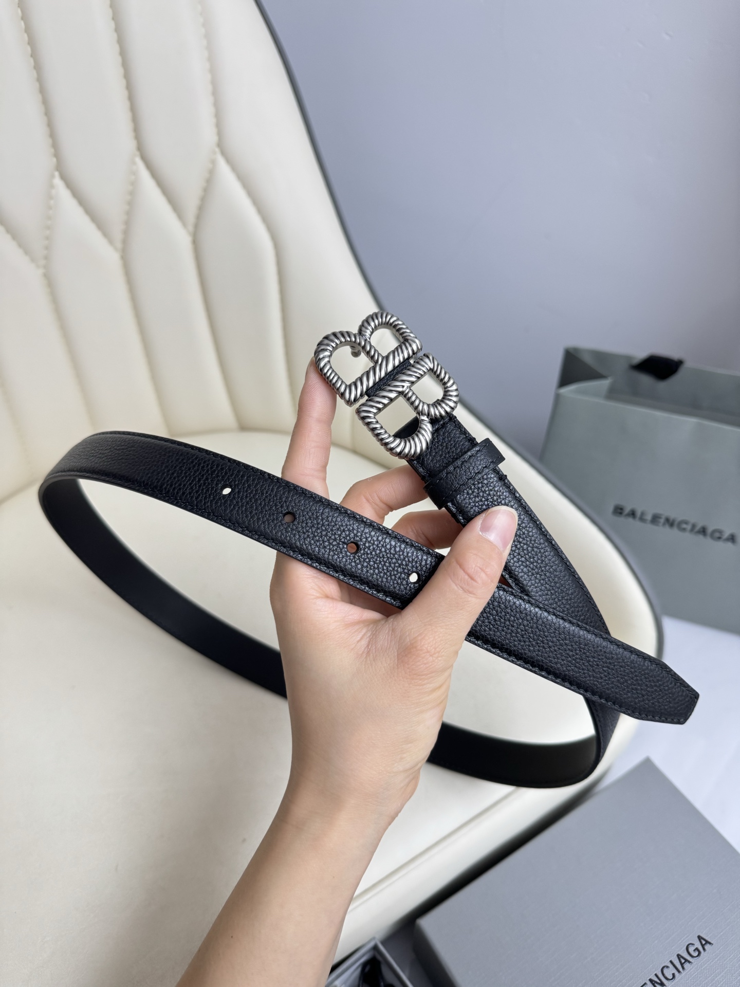   巴黎世家（Balenciaga）宽度2.5cm 是法国的奢侈品牌，作为时尚界最具影响力品牌之一的地位