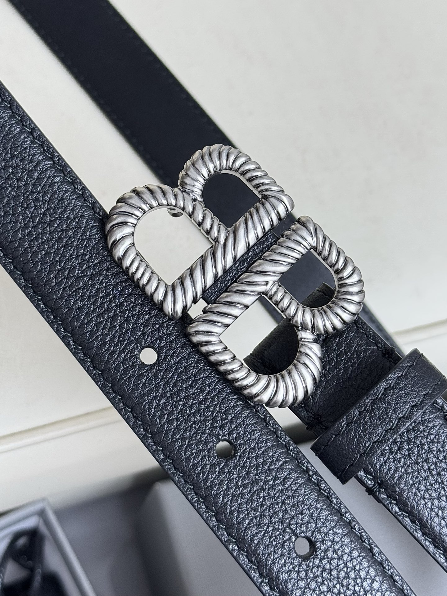   巴黎世家（Balenciaga）宽度2.5cm 是法国的奢侈品牌，作为时尚界最具影响力品牌之一的地位