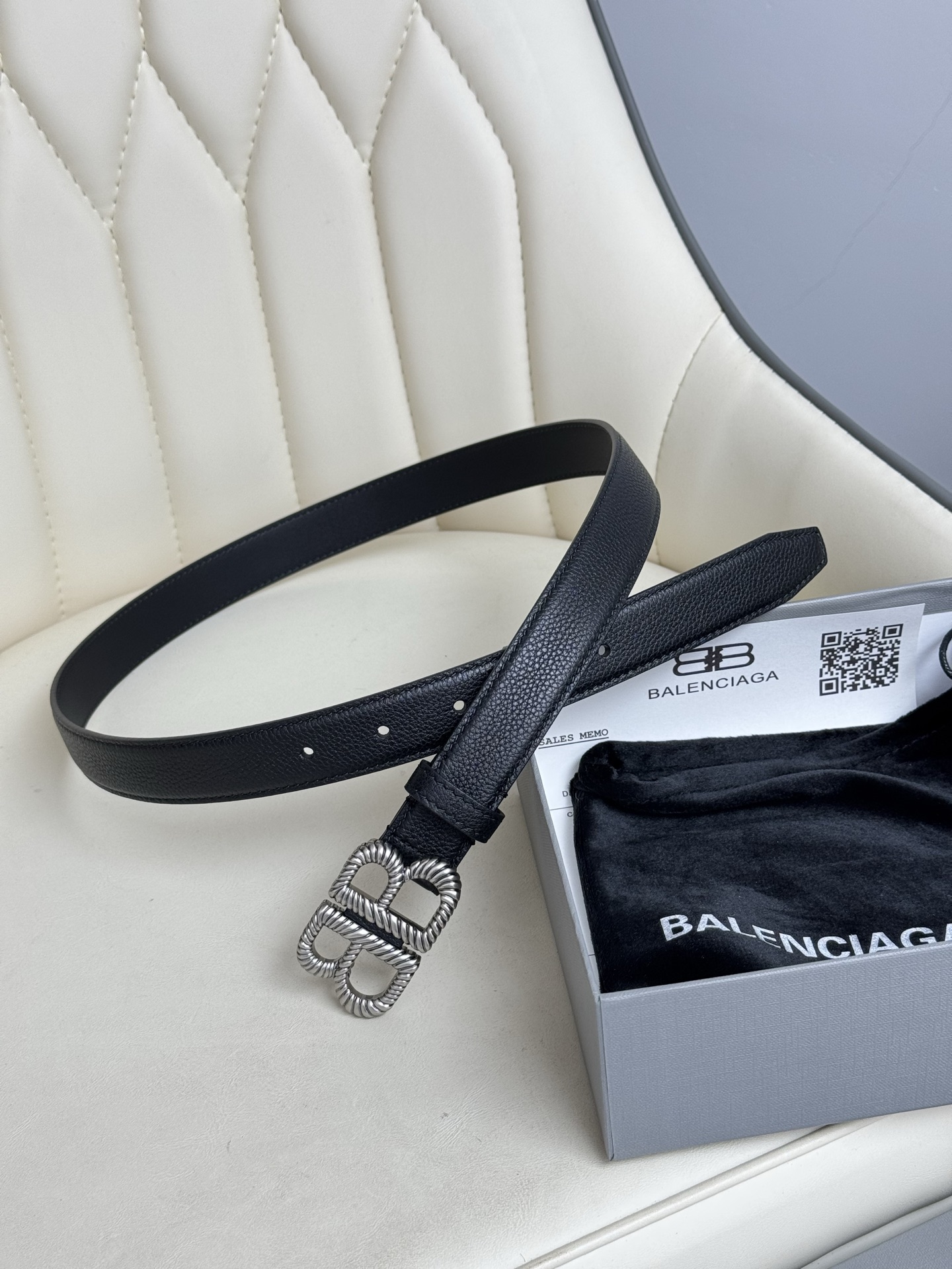   巴黎世家（Balenciaga）宽度2.5cm 是法国的奢侈品牌，作为时尚界最具影响力品牌之一的地位