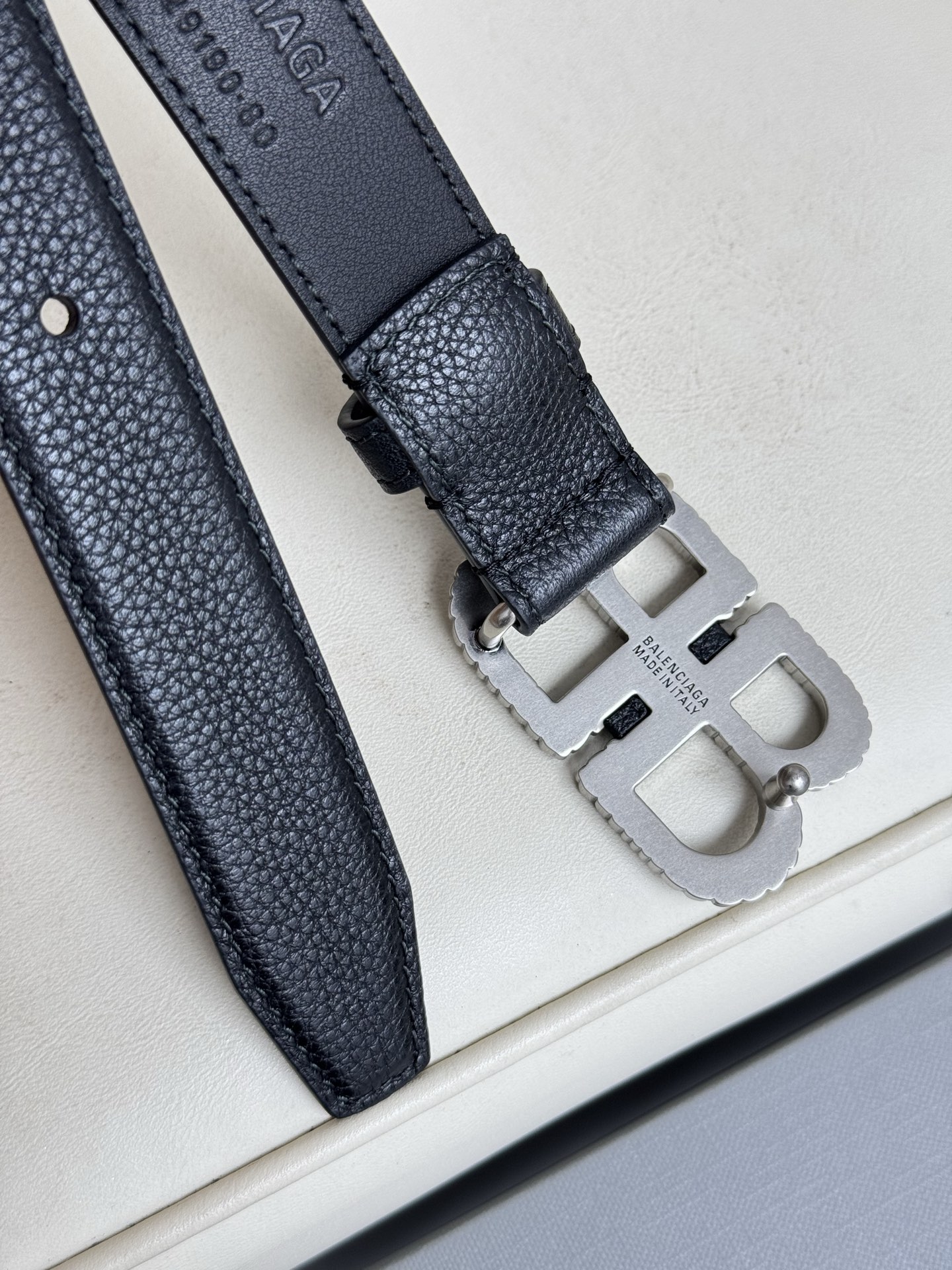   巴黎世家（Balenciaga）宽度2.5cm 是法国的奢侈品牌，作为时尚界最具影响力品牌之一的地位