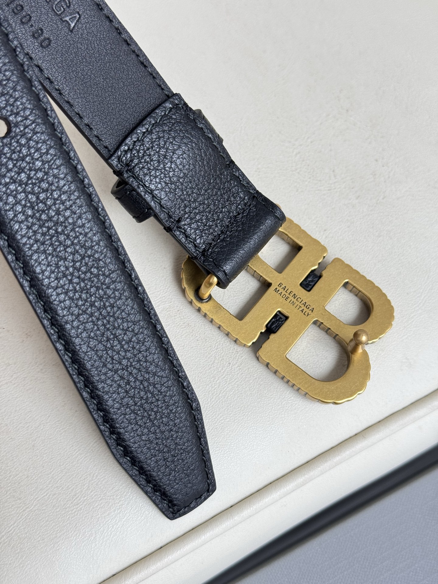   巴黎世家（Balenciaga）宽度2.5cm 是法国的奢侈品牌，作为时尚界最具影响力品牌之一的地位