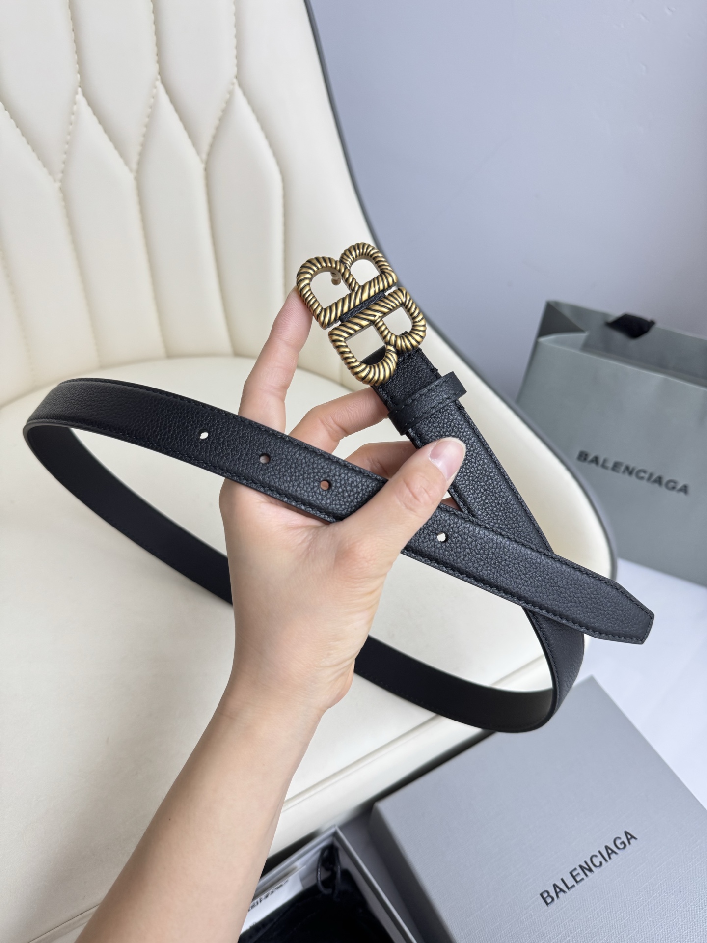   巴黎世家（Balenciaga）宽度2.5cm 是法国的奢侈品牌，作为时尚界最具影响力品牌之一的地位