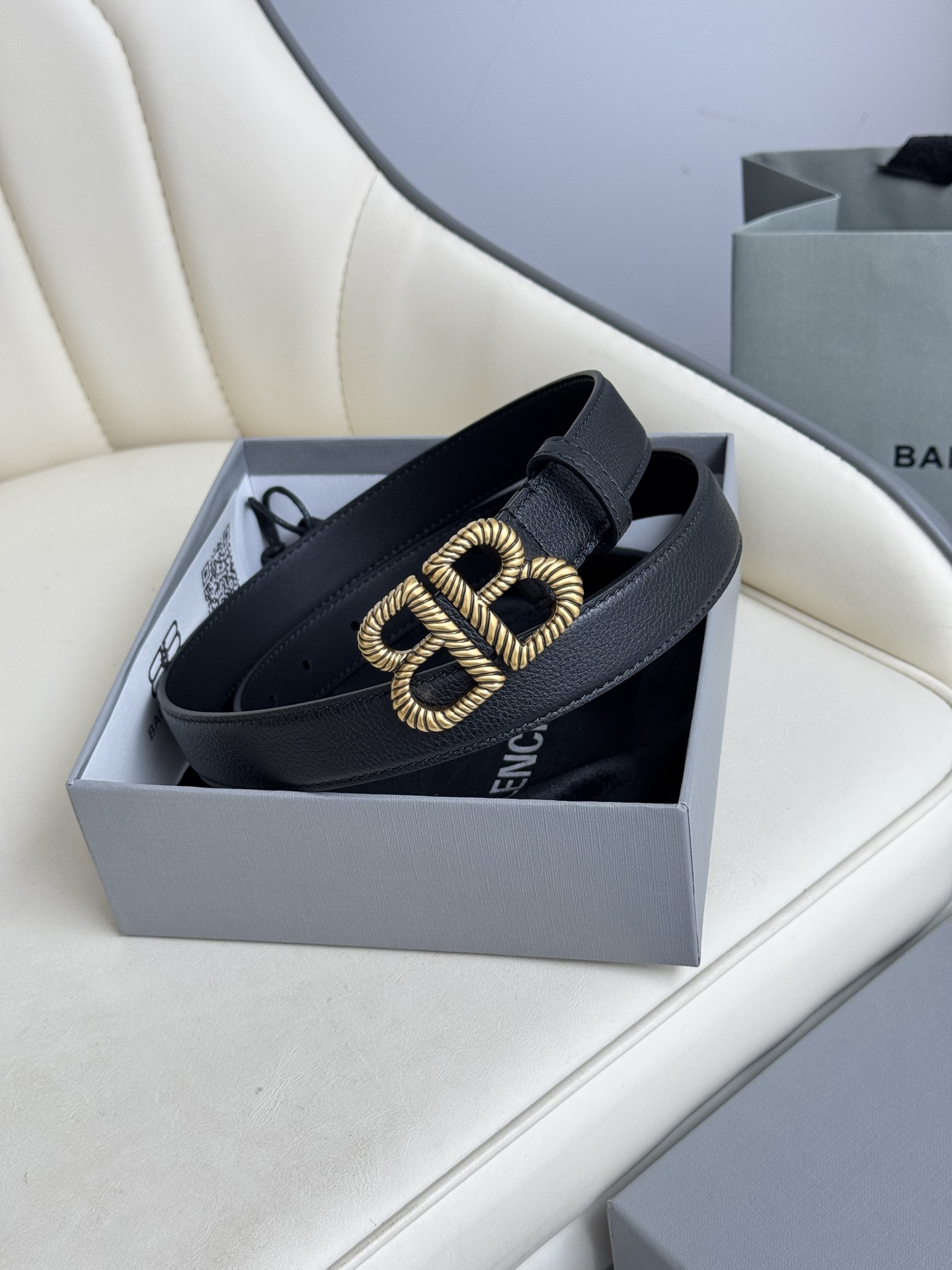   巴黎世家（Balenciaga）宽度2.5cm 是法国的奢侈品牌，作为时尚界最具影响力品牌之一的地位
