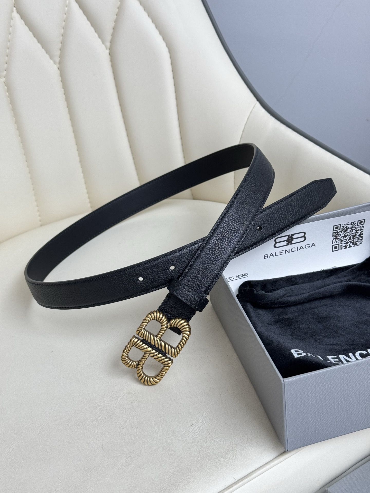   巴黎世家（Balenciaga）宽度2.5cm 是法国的奢侈品牌，作为时尚界最具影响力品牌之一的地位