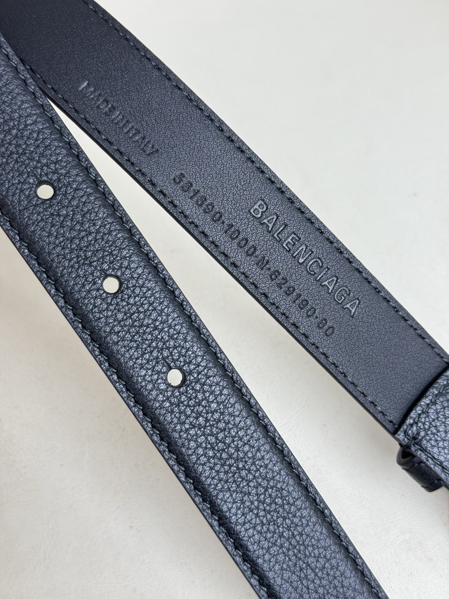  巴黎世家（Balenciaga）宽度2.5cm 是法国的奢侈品牌，作为时尚界最具影响力品牌之一的地位