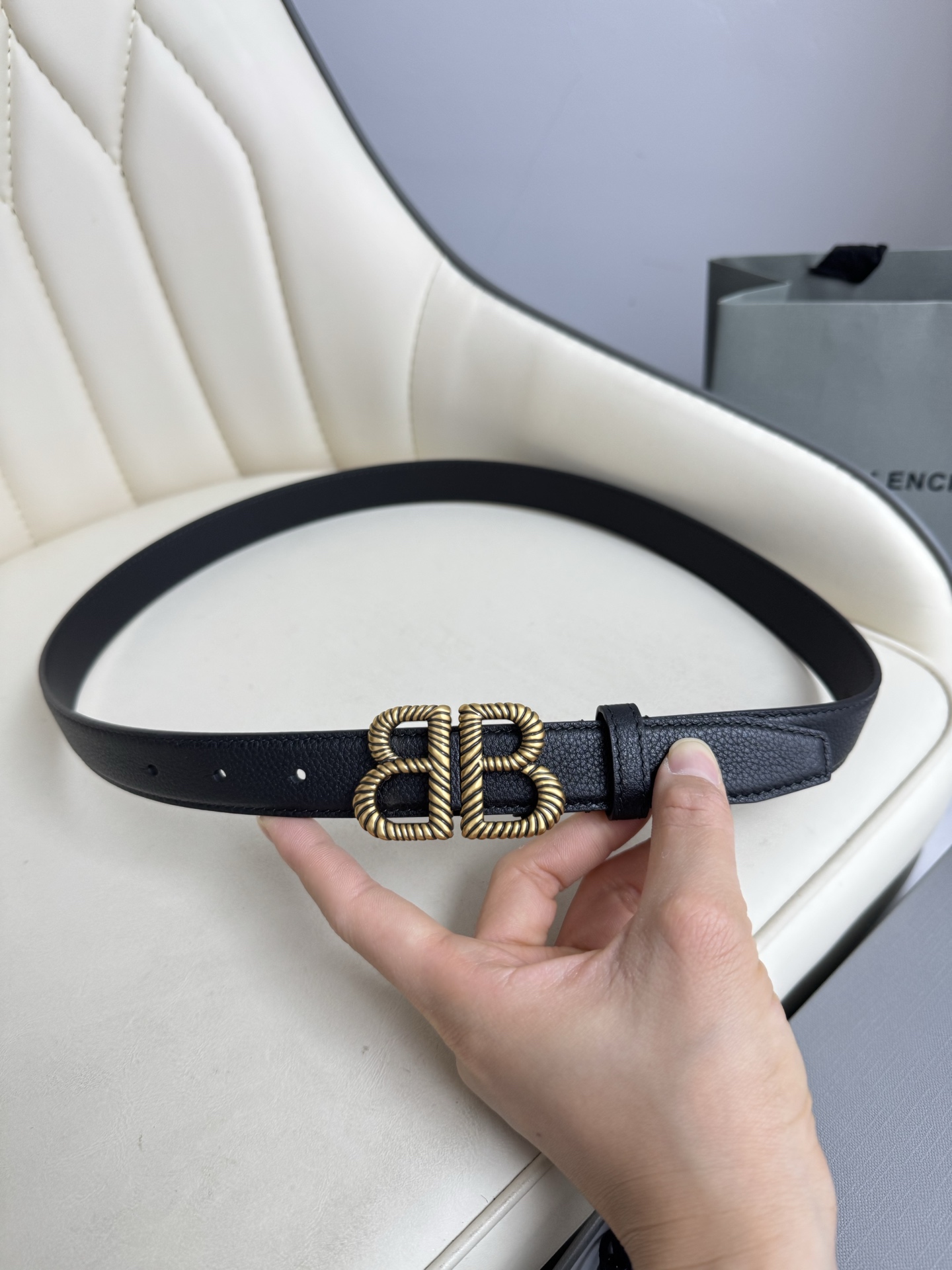   巴黎世家（Balenciaga）宽度2.5cm 是法国的奢侈品牌，作为时尚界最具影响力品牌之一的地位