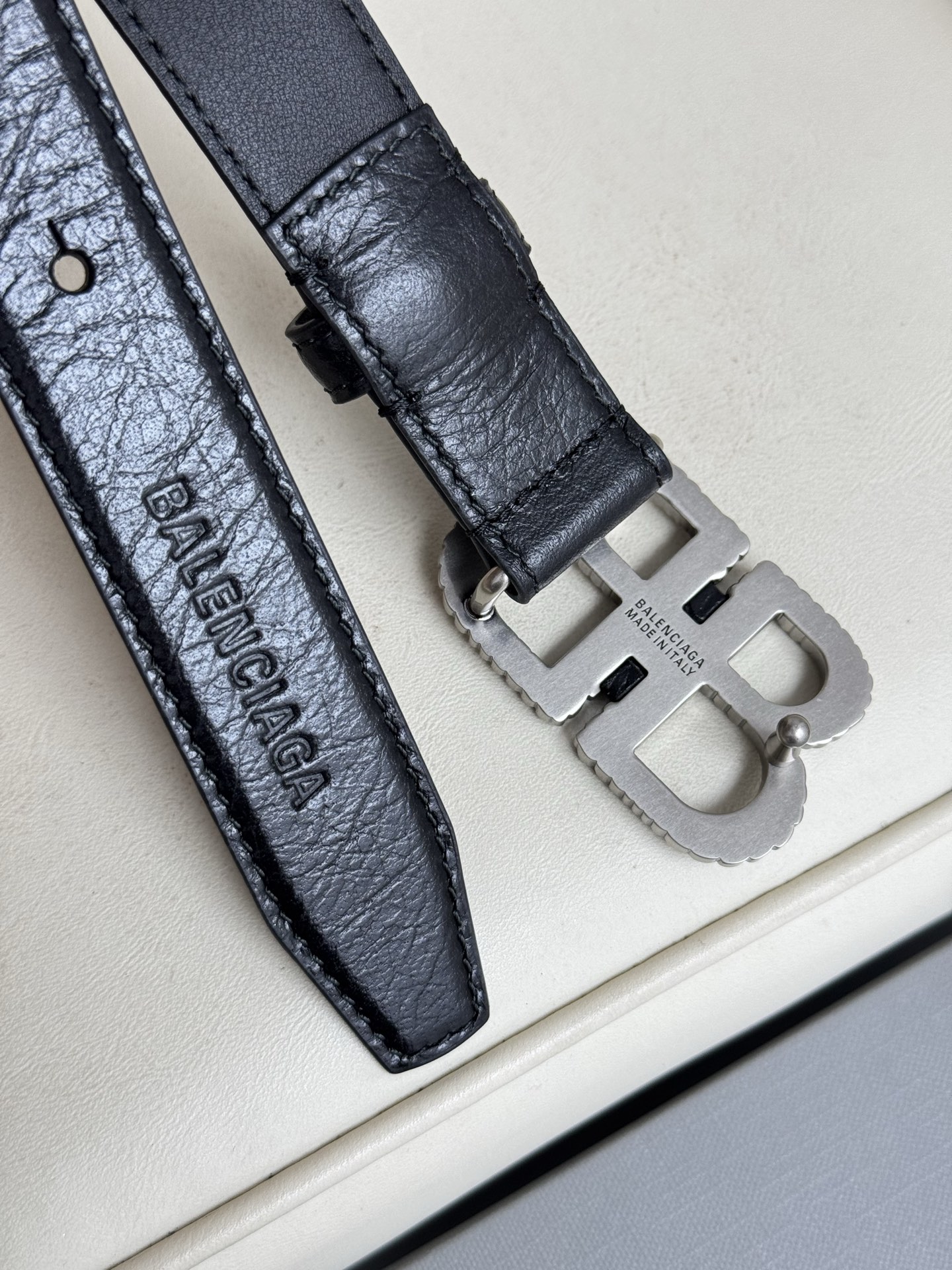   巴黎世家（Balenciaga）宽度2.5cm 是法国的奢侈品牌，作为时尚界最具影响力品牌之一的地位