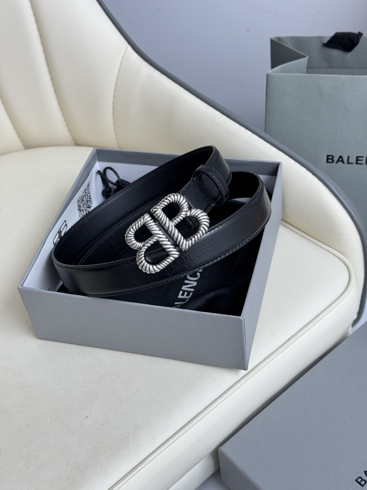   巴黎世家（Balenciaga）宽度2.5cm 是法国的奢侈品牌，作为时尚界最具影响力品牌之一的地位