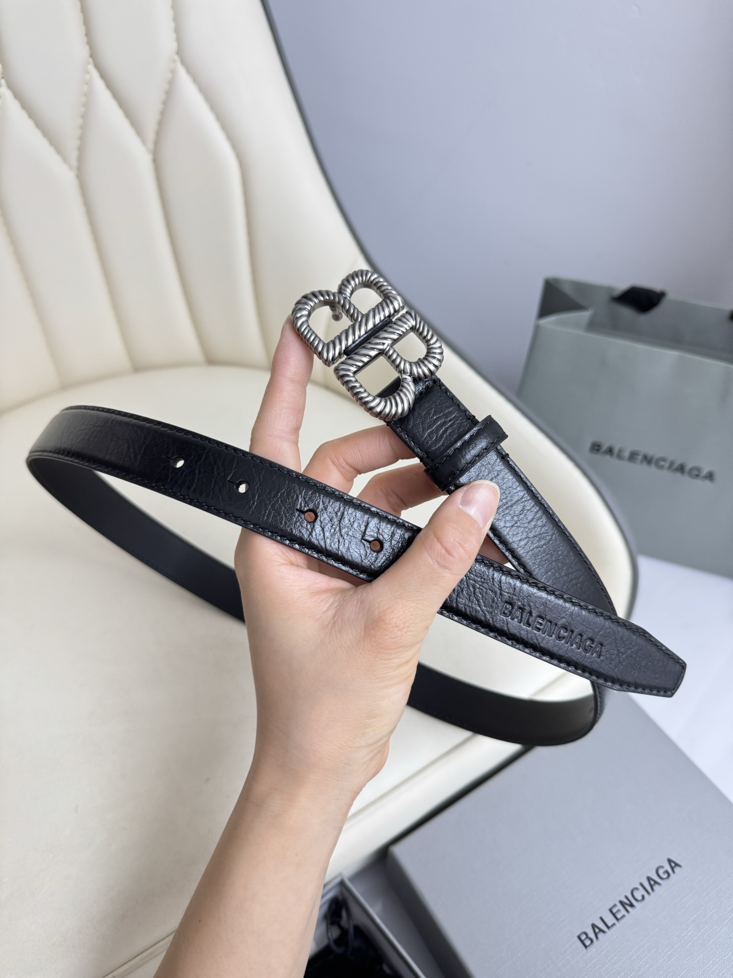   巴黎世家（Balenciaga）宽度2.5cm 是法国的奢侈品牌，作为时尚界最具影响力品牌之一的地位