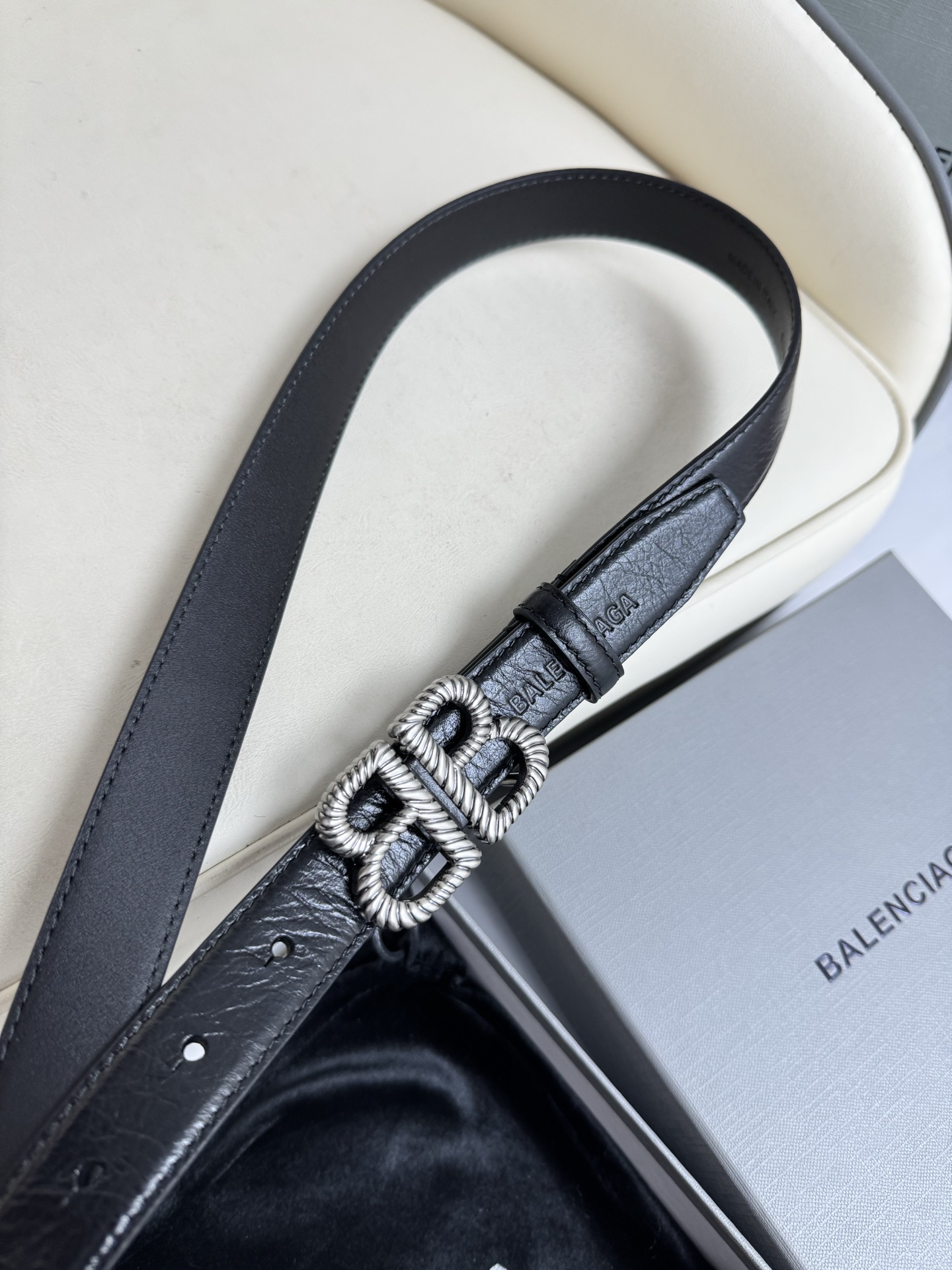   巴黎世家（Balenciaga）宽度2.5cm 是法国的奢侈品牌，作为时尚界最具影响力品牌之一的地位
