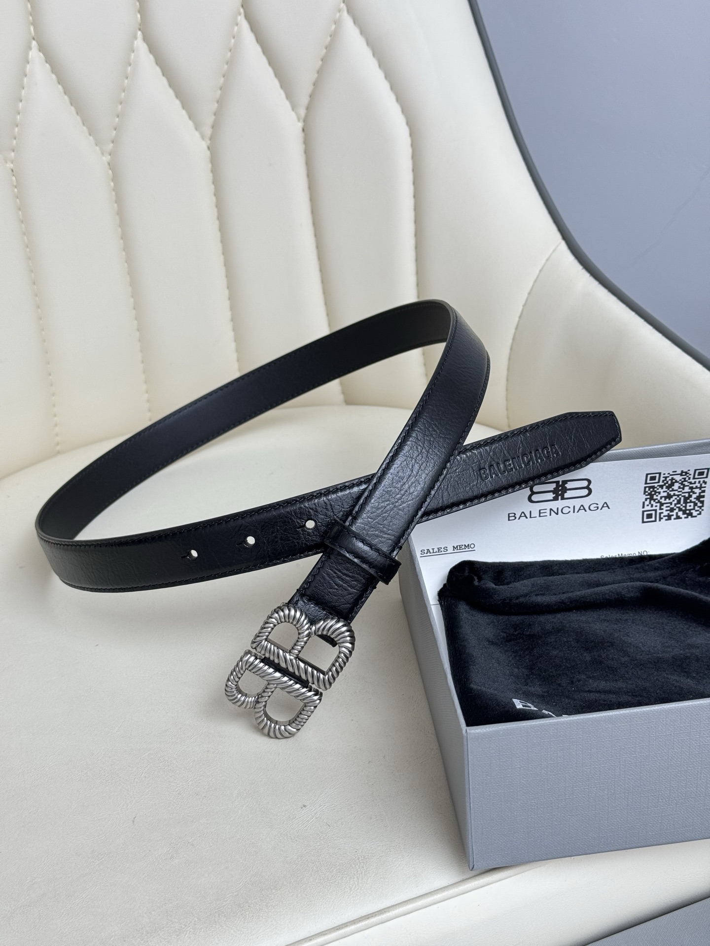   巴黎世家（Balenciaga）宽度2.5cm 是法国的奢侈品牌，作为时尚界最具影响力品牌之一的地位