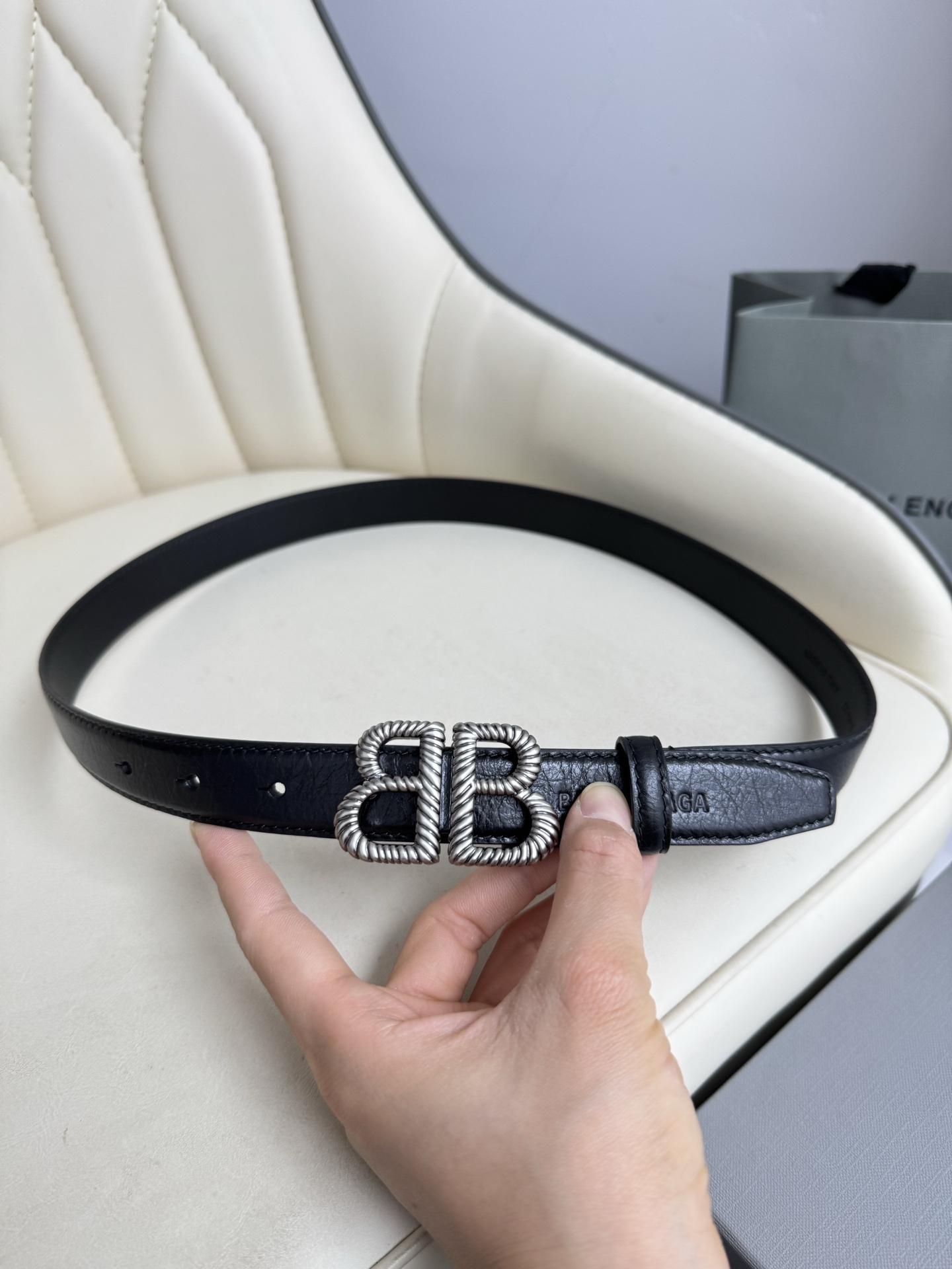   巴黎世家（Balenciaga）宽度2.5cm 是法国的奢侈品牌，作为时尚界最具影响力品牌之一的地位