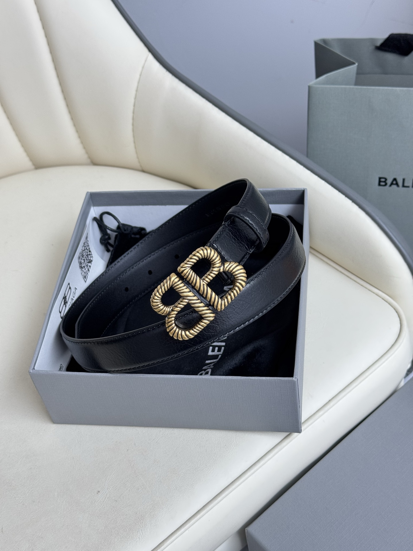   巴黎世家（Balenciaga）宽度2.5cm 是法国的奢侈品牌，作为时尚界最具影响力品牌之一的地位