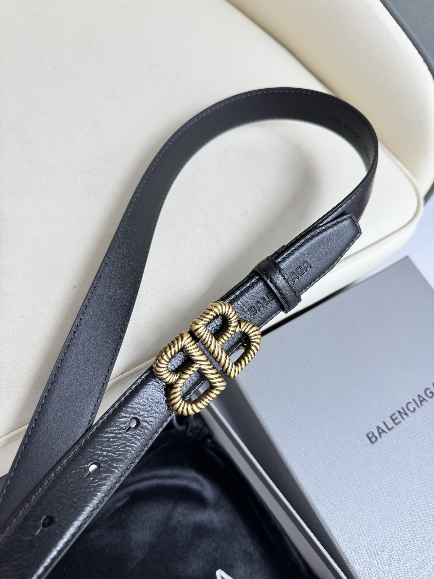   巴黎世家（Balenciaga）宽度2.5cm 是法国的奢侈品牌，作为时尚界最具影响力品牌之一的地位