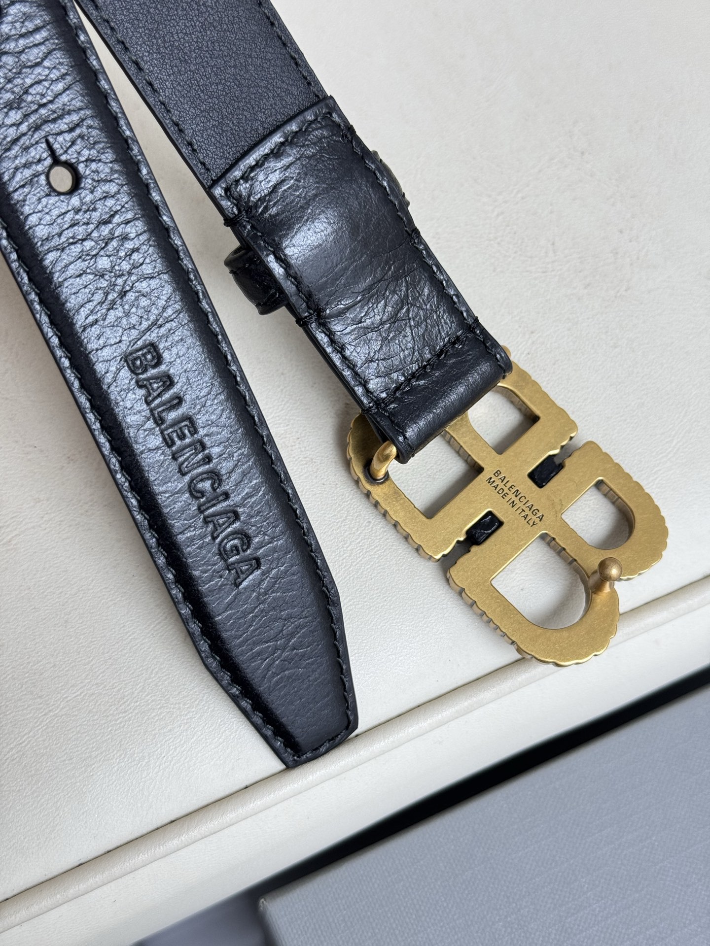   巴黎世家（Balenciaga）宽度2.5cm 是法国的奢侈品牌，作为时尚界最具影响力品牌之一的地位