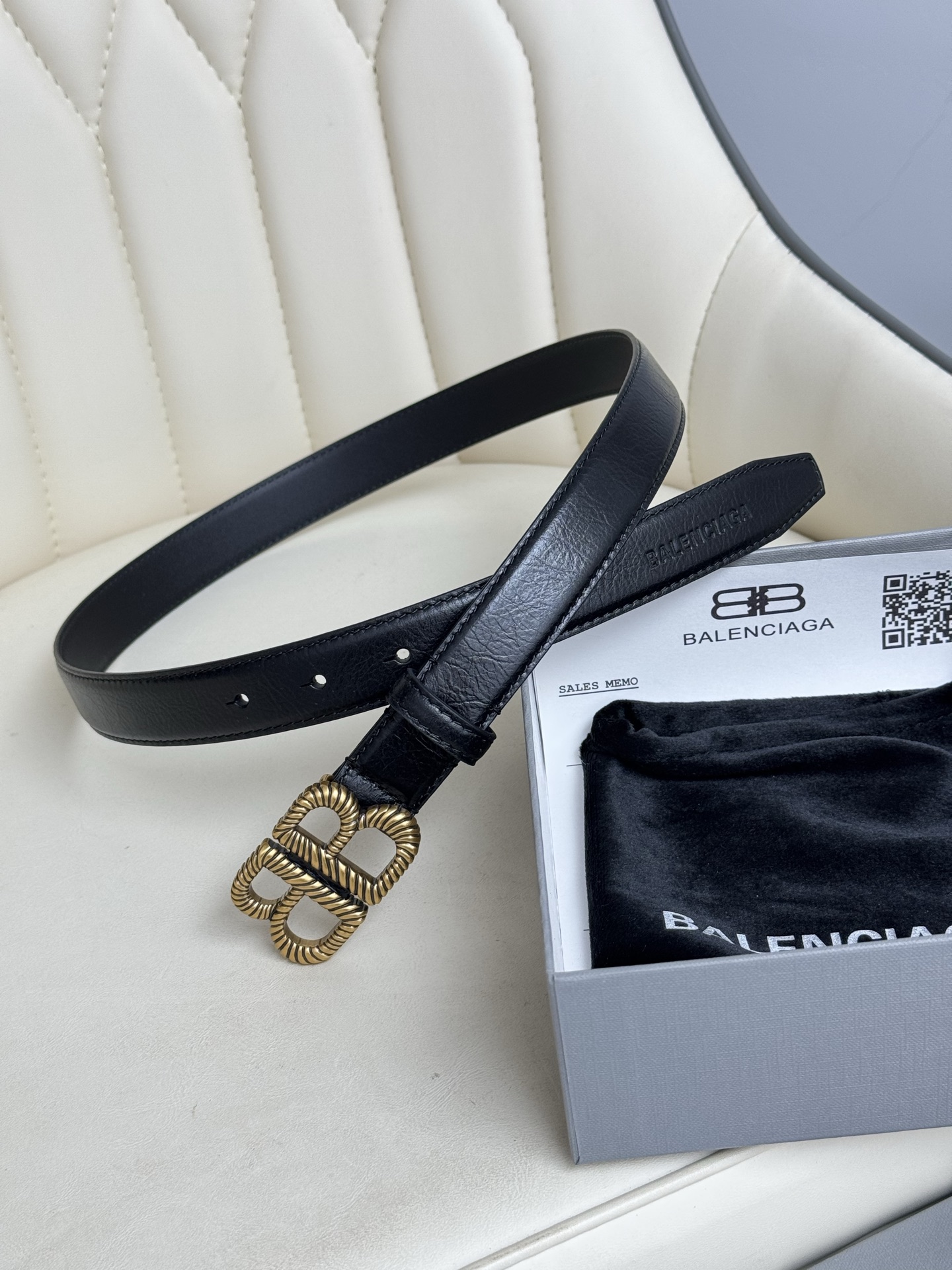   巴黎世家（Balenciaga）宽度2.5cm 是法国的奢侈品牌，作为时尚界最具影响力品牌之一的地位