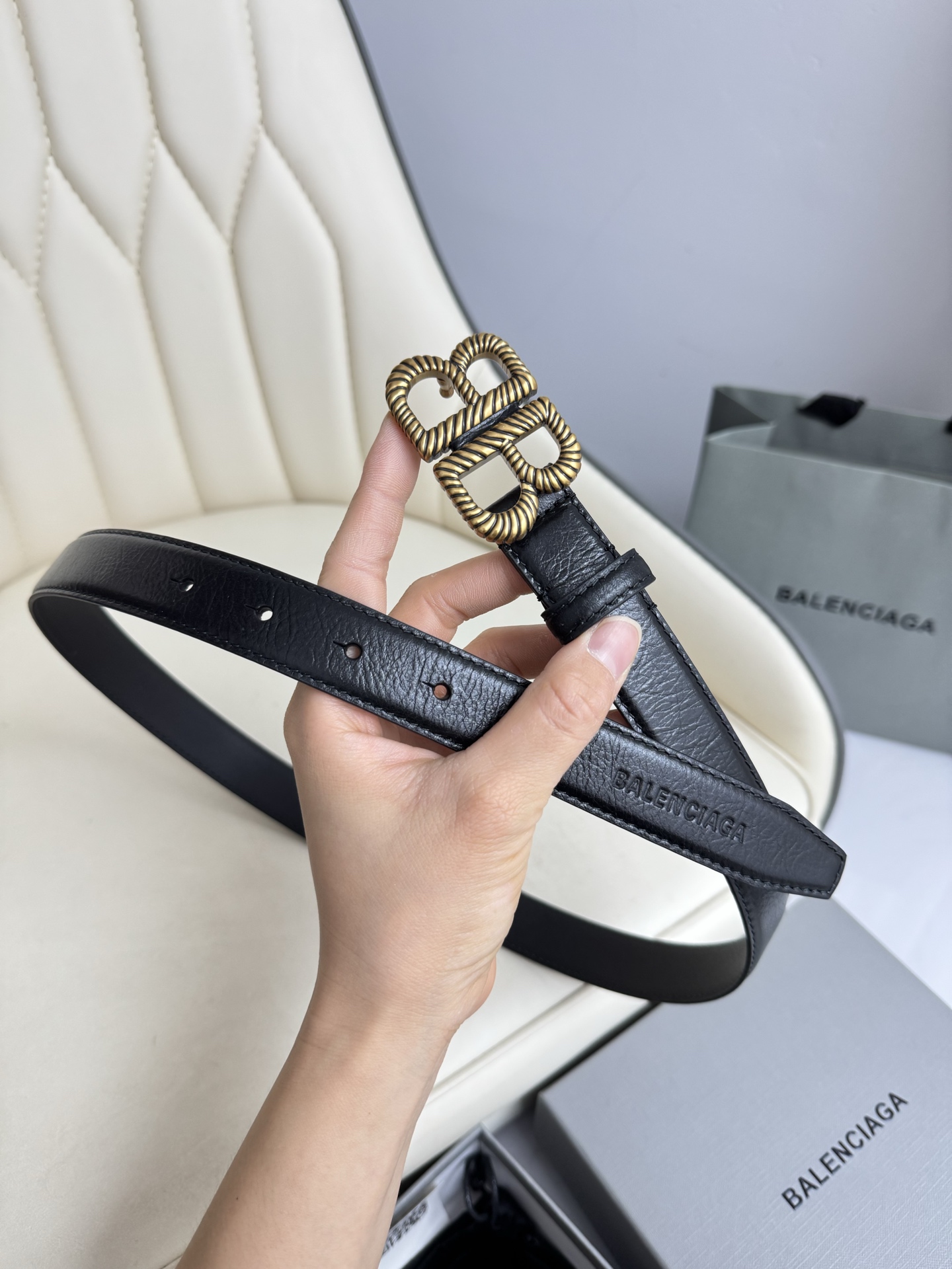   巴黎世家（Balenciaga）宽度2.5cm 是法国的奢侈品牌，作为时尚界最具影响力品牌之一的地位