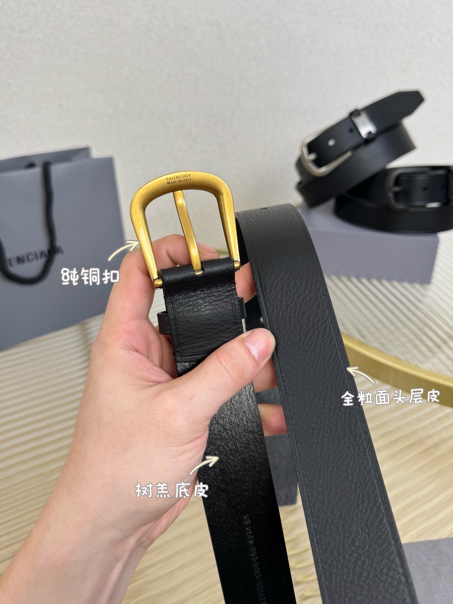 巴黎世家（Balenciaga）宽度3.5cm 是法国的奢侈品牌，作为时尚界最具影响力品牌之一的地位。设