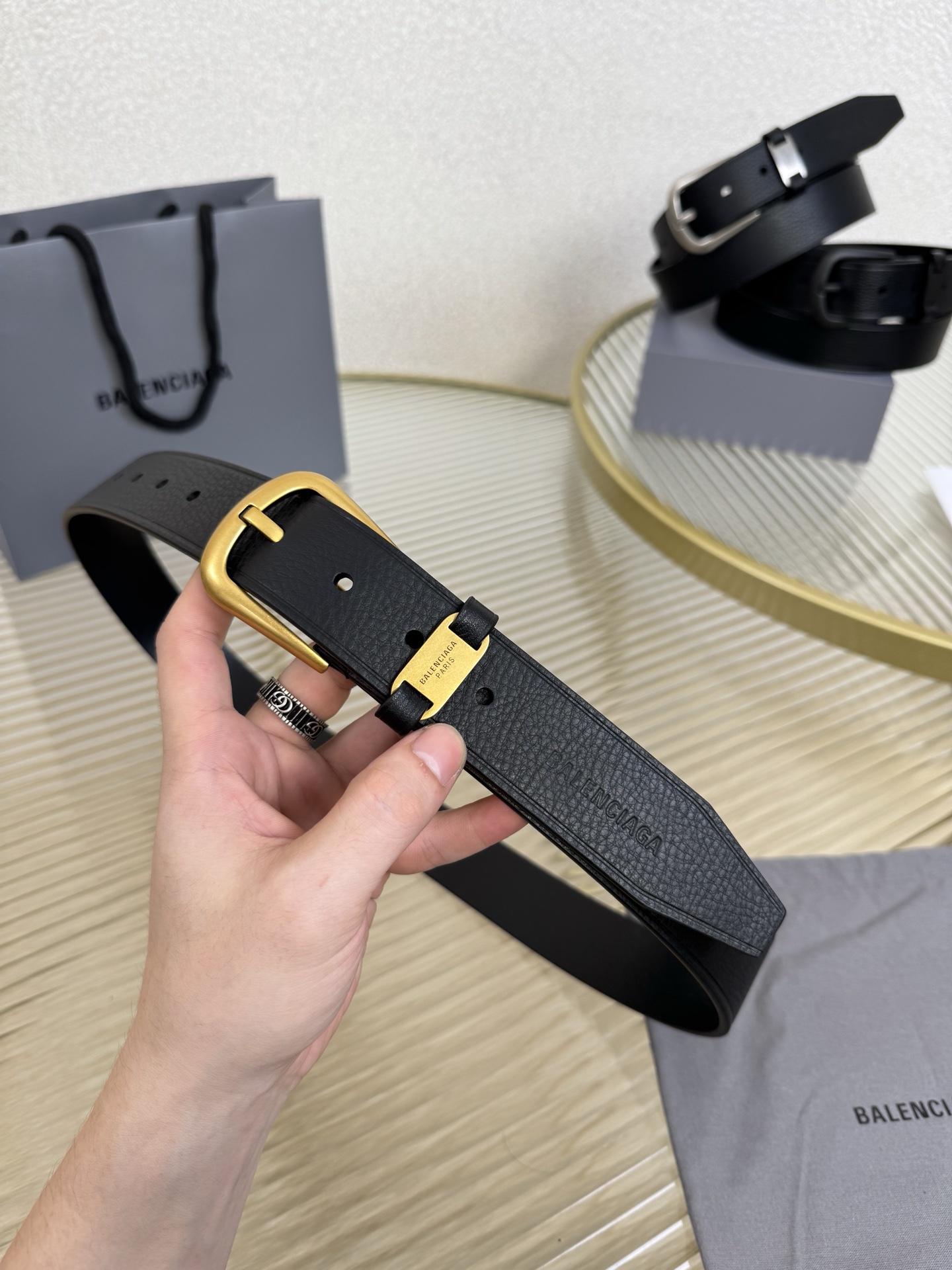 巴黎世家（Balenciaga）宽度3.5cm 是法国的奢侈品牌，作为时尚界最具影响力品牌之一的地位。设